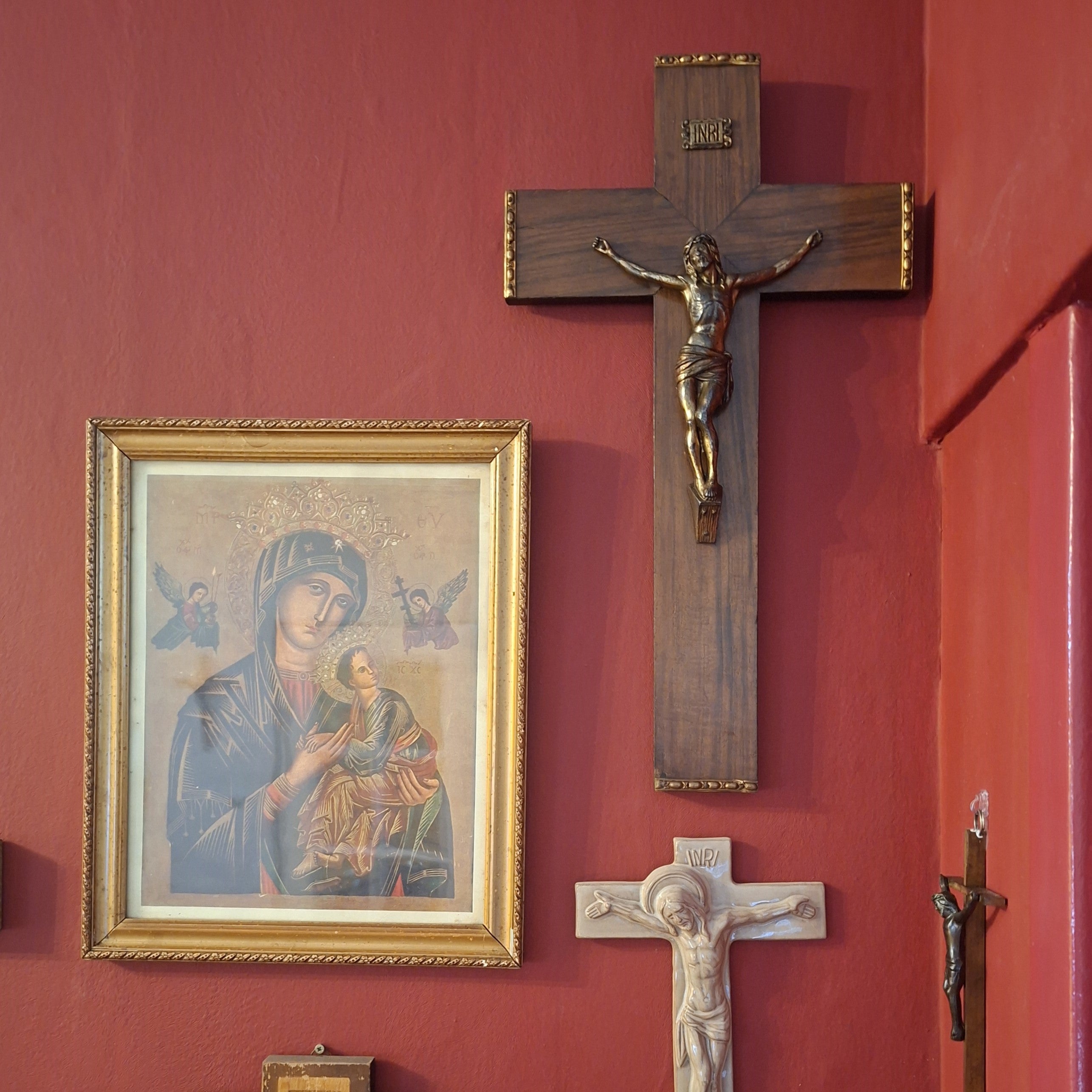Groot Houten Wandkruis met Verguld Christus Corpus en INRI - 45 cm - Katholieke Devotionalia