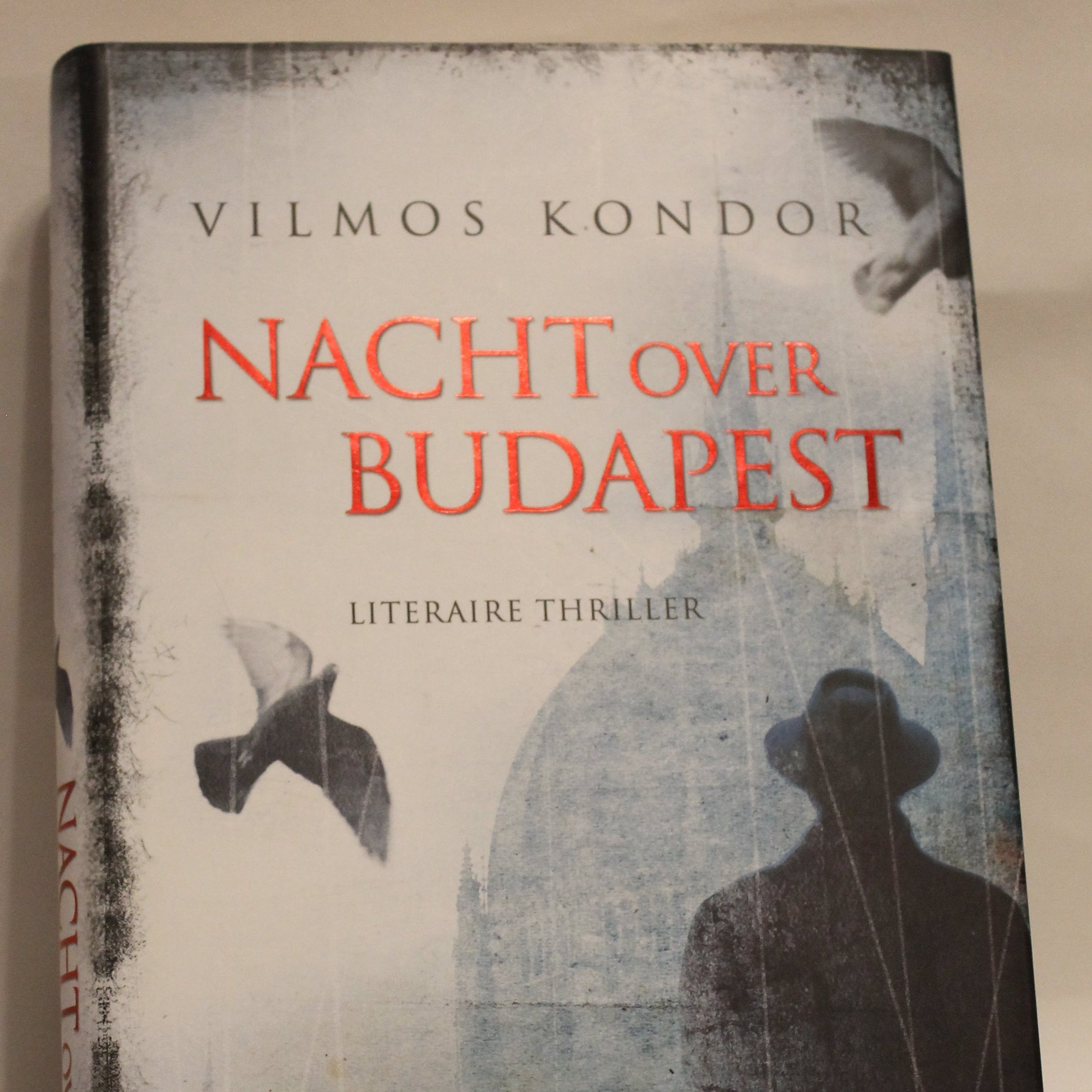 Book cover of 'Nacht over Budapest' by Vilmos Kondor with a silhouette design on a white background