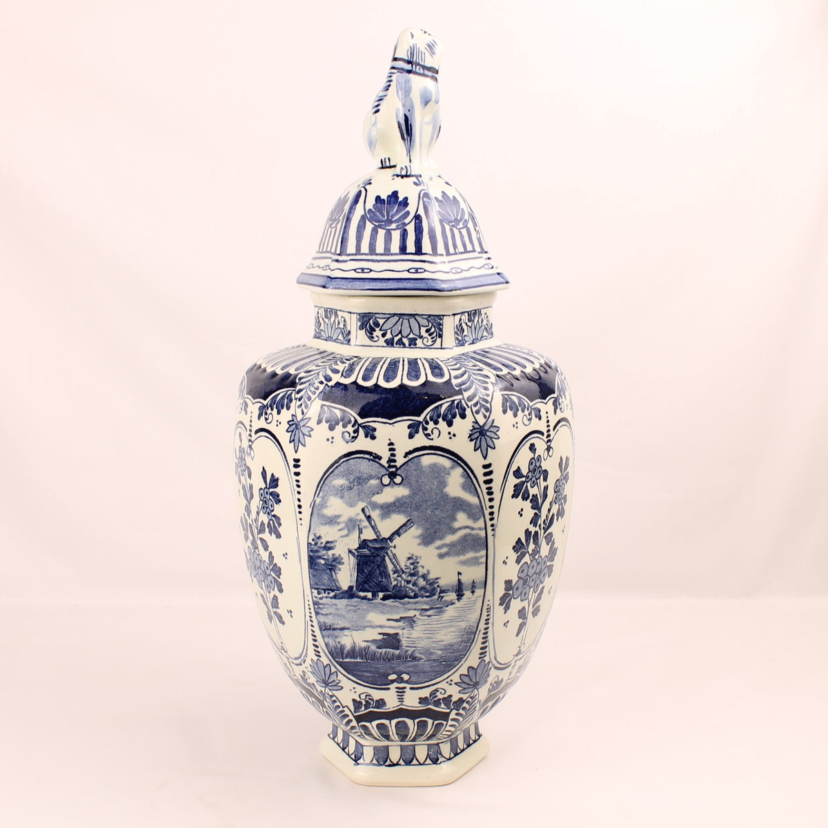 Boch Belgium voor Royal Sphinx Delfts Blauwe Dekselvaas met Leeuw