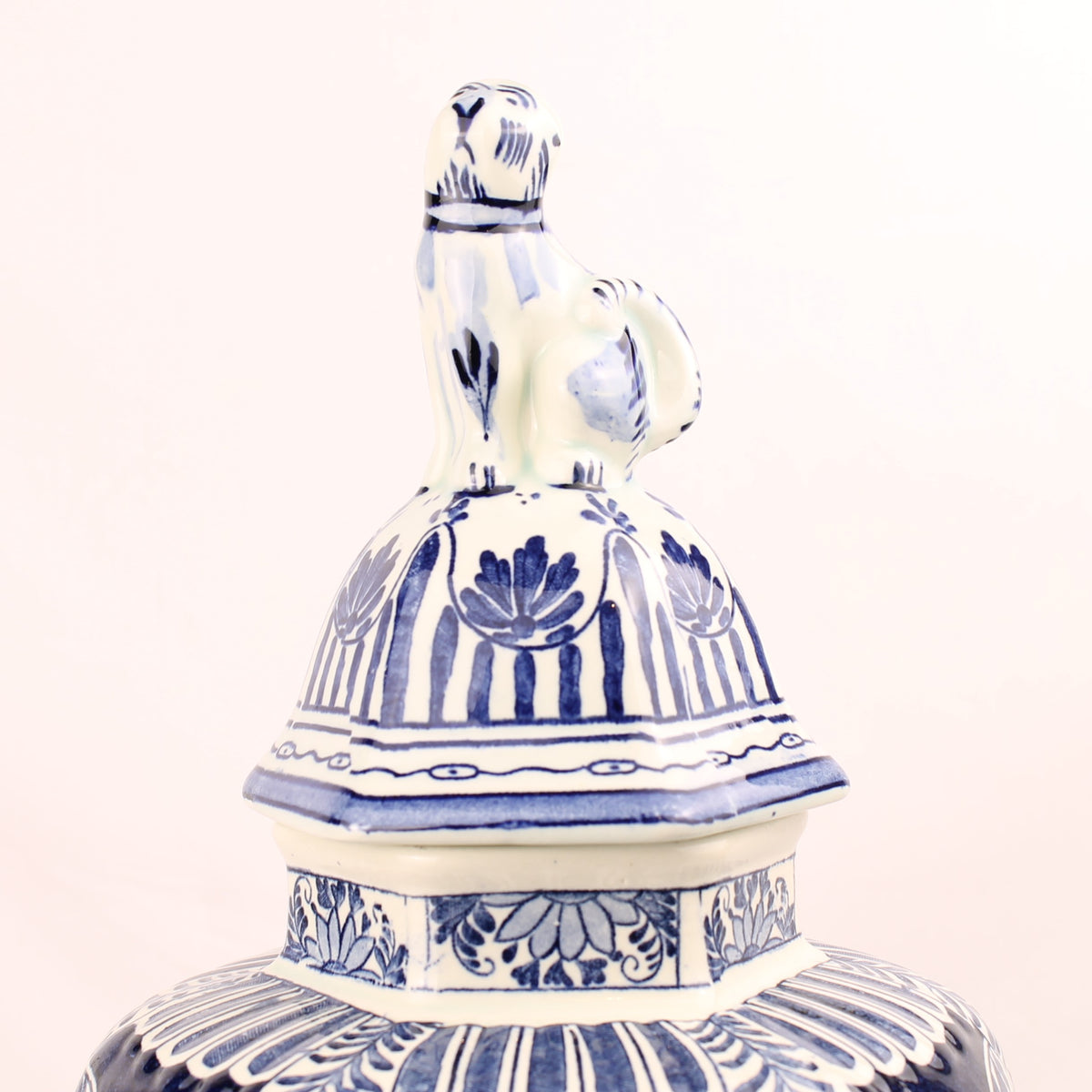 Vaso com tampa Boch Belgium para Royal Sphinx em azul de Delft com leão