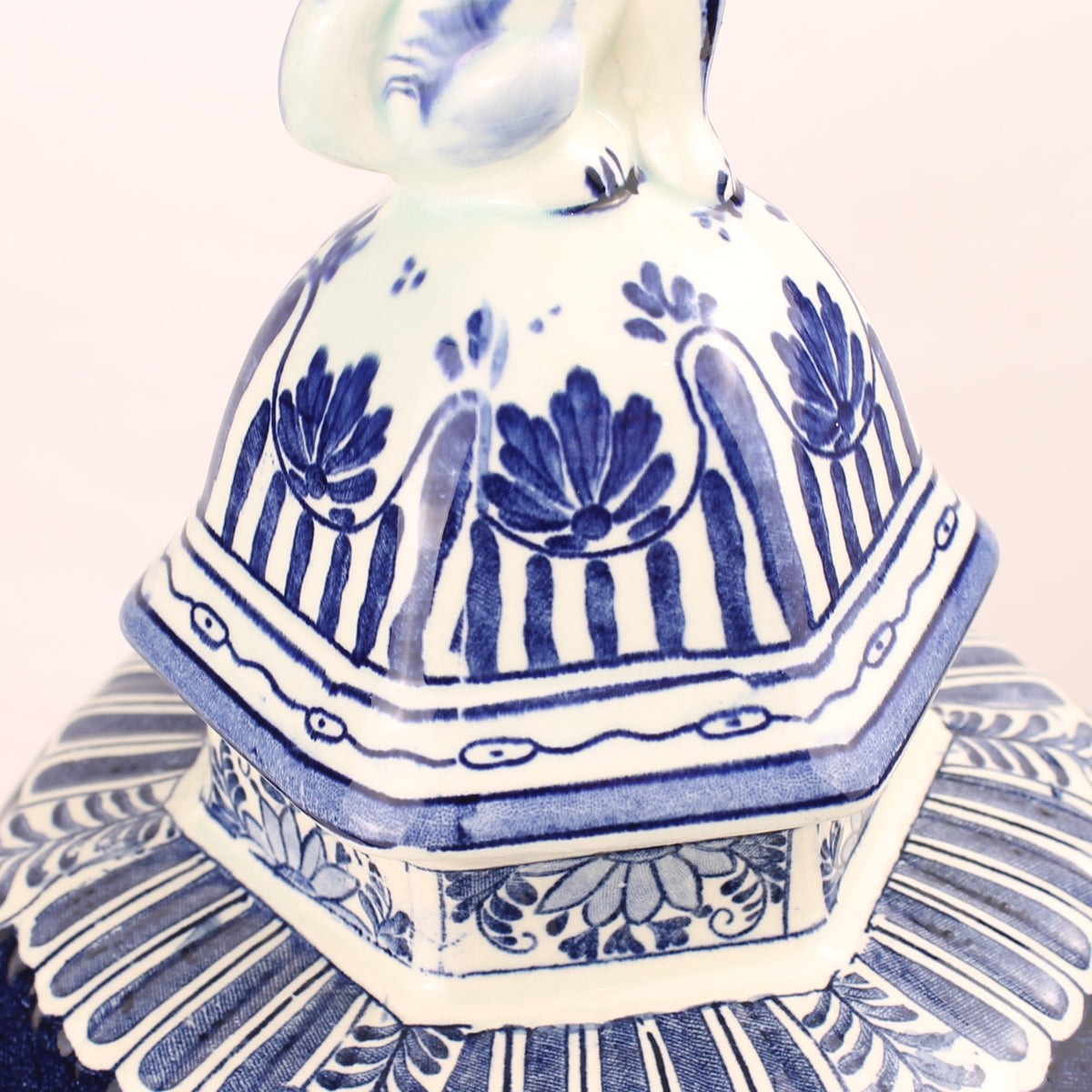 Vaso com tampa Boch Belgium para Royal Sphinx em azul de Delft com leão