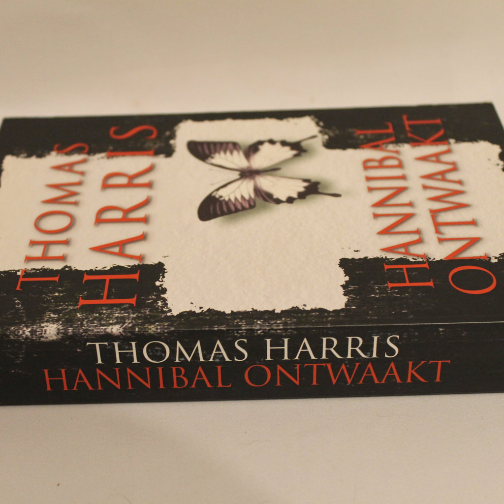 Book titled 'Hannibal Ontwaakt' by Thomas Harris on a plain background
