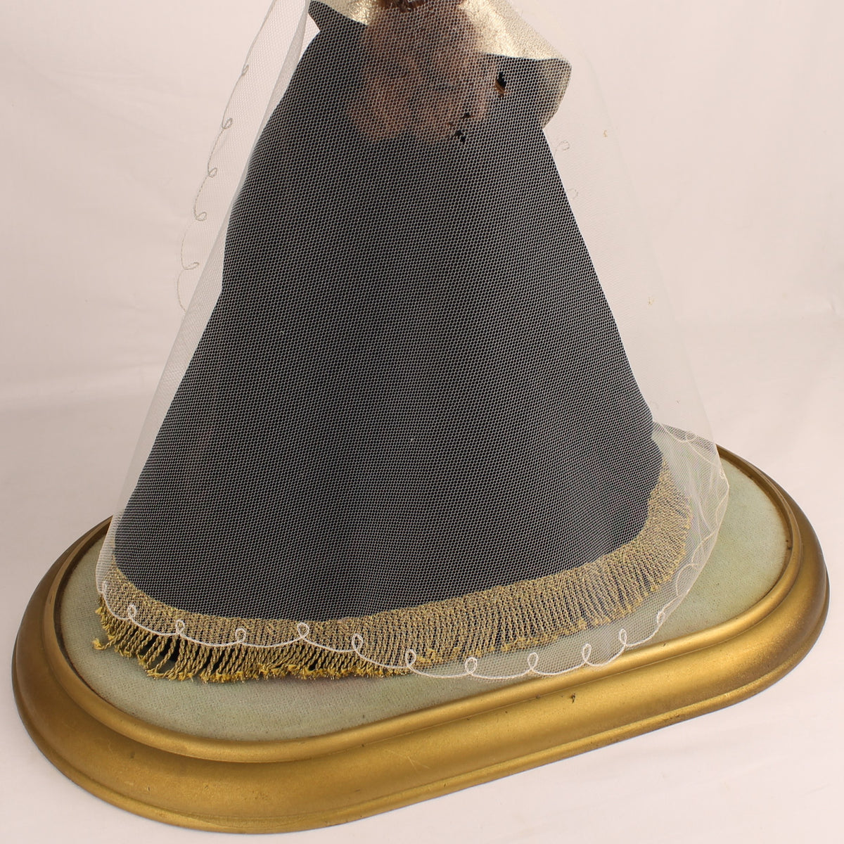 Nuestra Señora de Flandes con el Niño bajo campana de cristal | ca. 1970