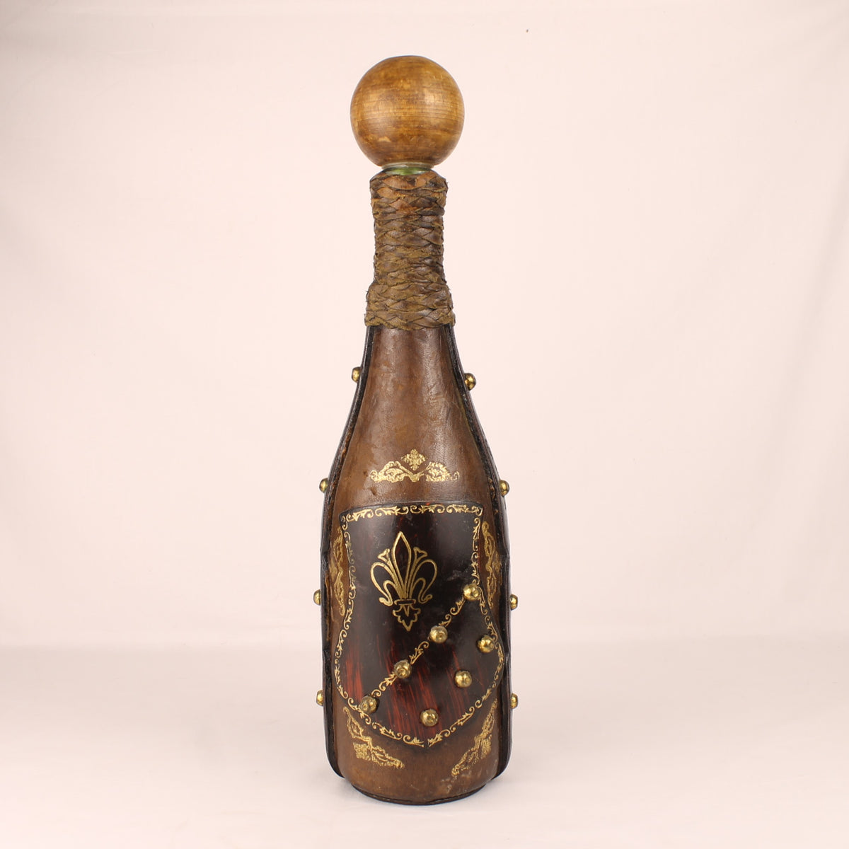 Lederne Karaffe mit Fleur-de-Lis | Handgefertigt | ca. 1960-1980