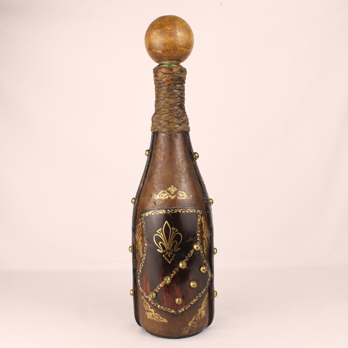 Lederne Karaffe mit Fleur-de-Lis | Handgefertigt | ca. 1960-1980