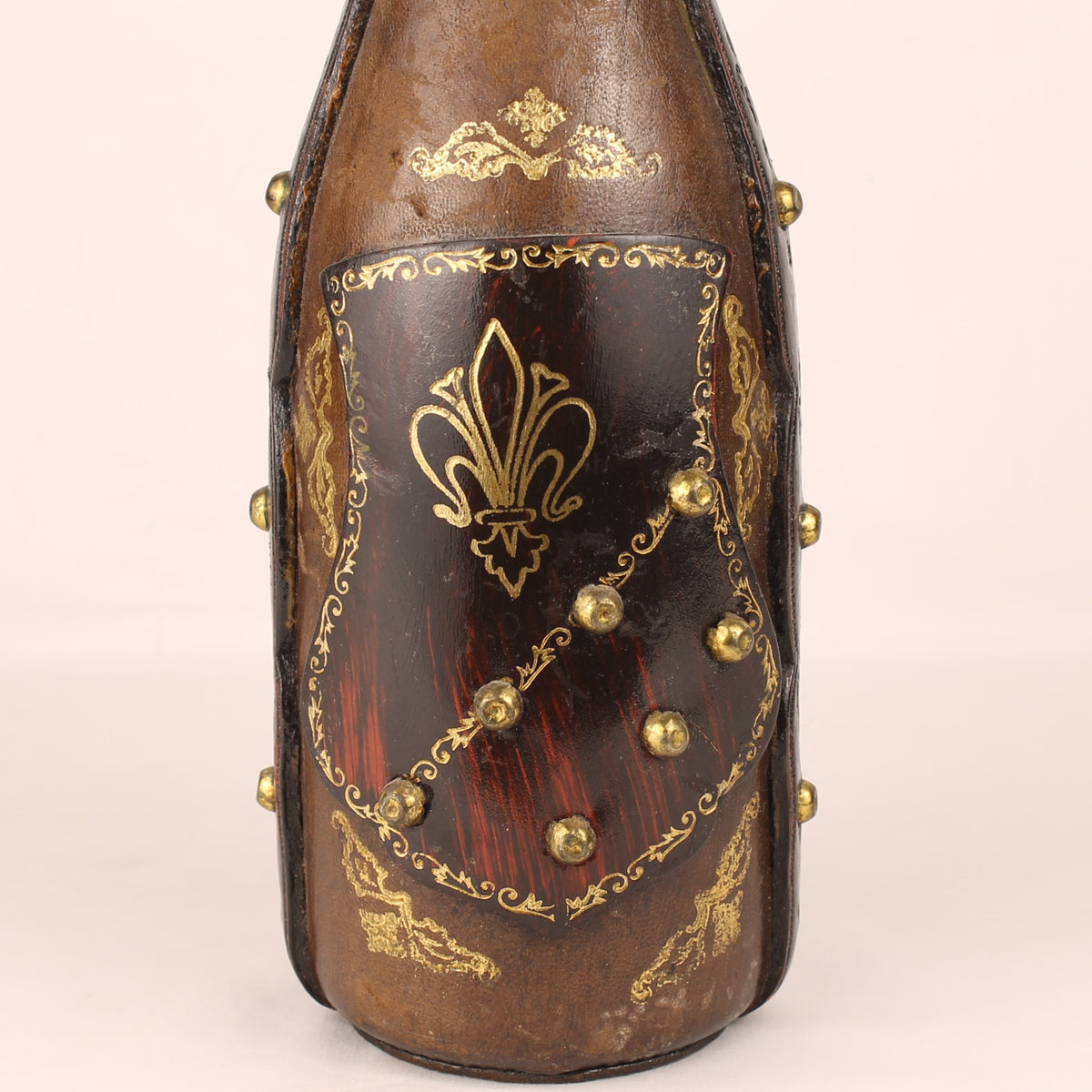 Lederne Karaffe mit Fleur-de-Lis | Handgefertigt | ca. 1960-1980