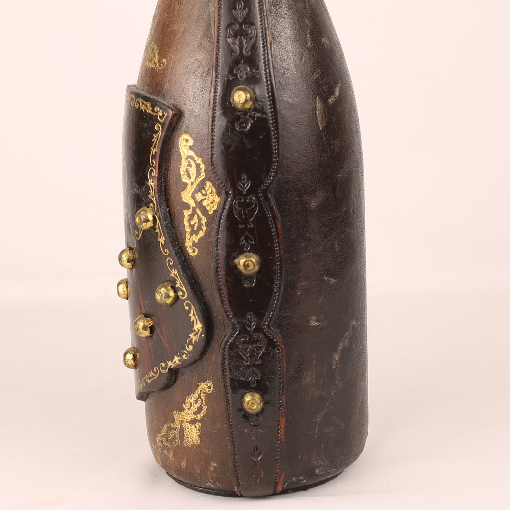 Lederne Karaffe mit Fleur-de-Lis | Handgefertigt | ca. 1960-1980