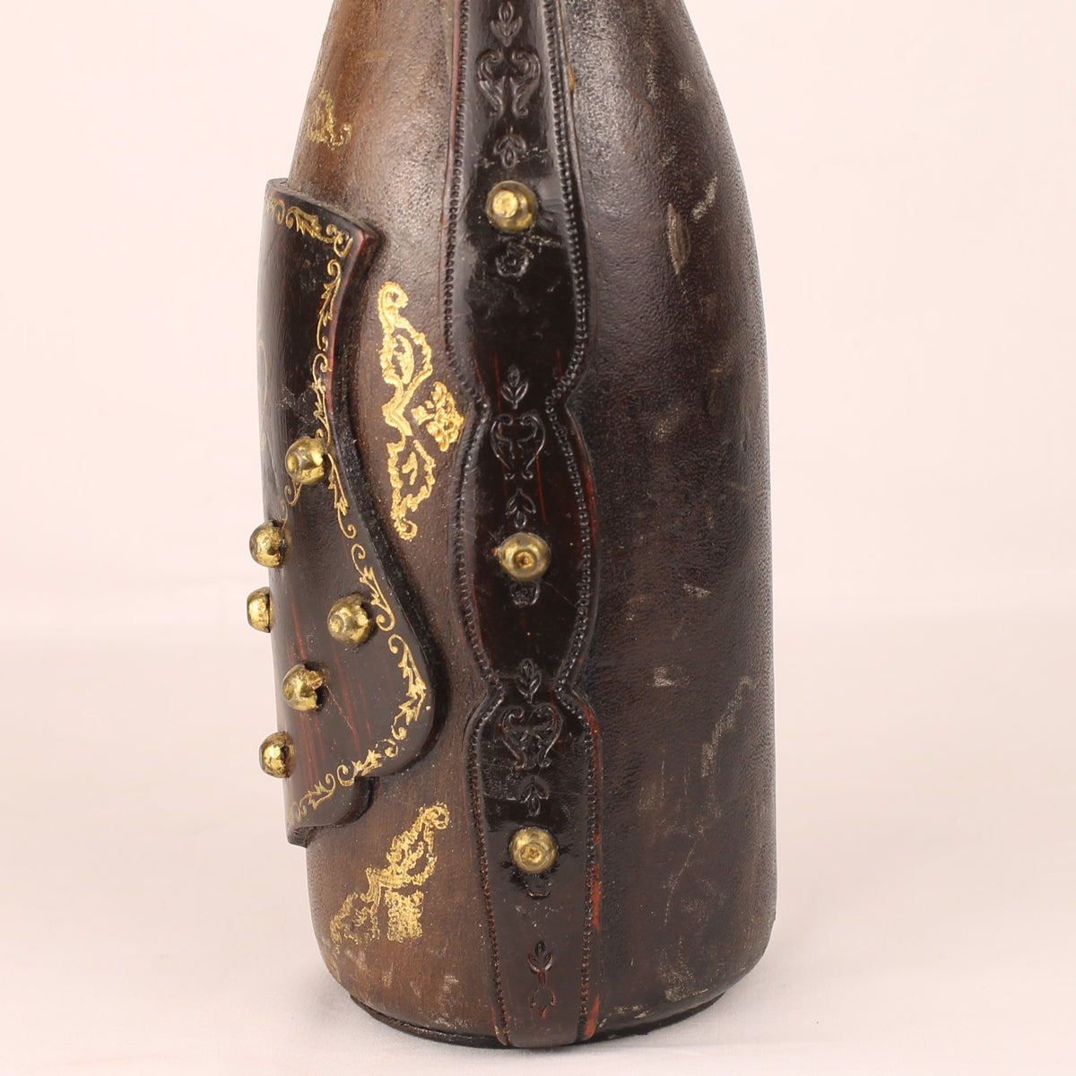 Lederne Karaffe mit Fleur-de-Lis | Handgefertigt | ca. 1960-1980