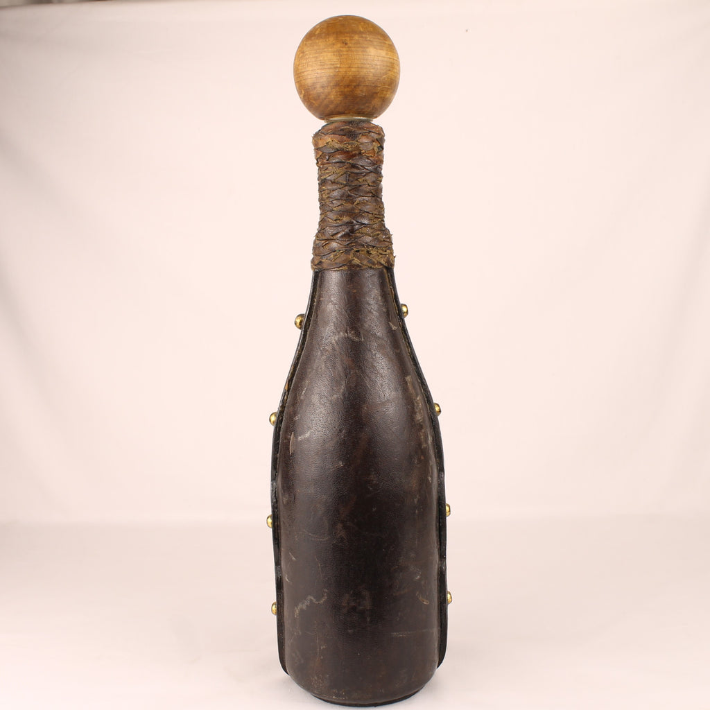 Lederne Karaffe mit Fleur-de-Lis | Handgefertigt | ca. 1960-1980