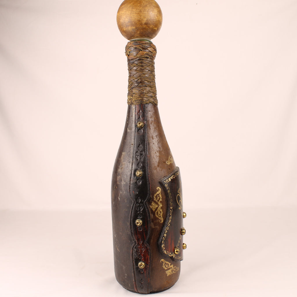 Lederne Karaffe mit Fleur-de-Lis | Handgefertigt | ca. 1960-1980