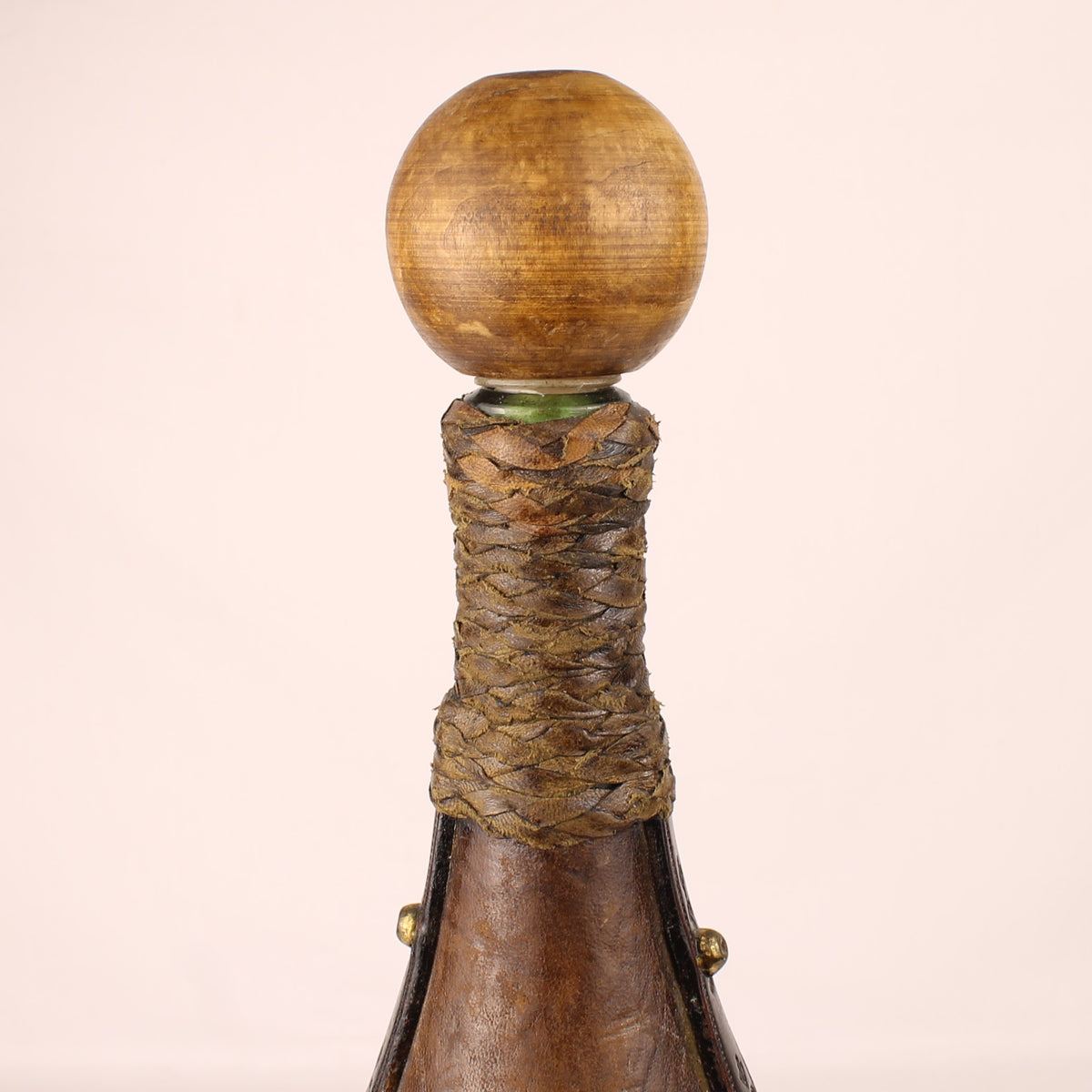 Lederne Karaffe mit Fleur-de-Lis | Handgefertigt | ca. 1960-1980