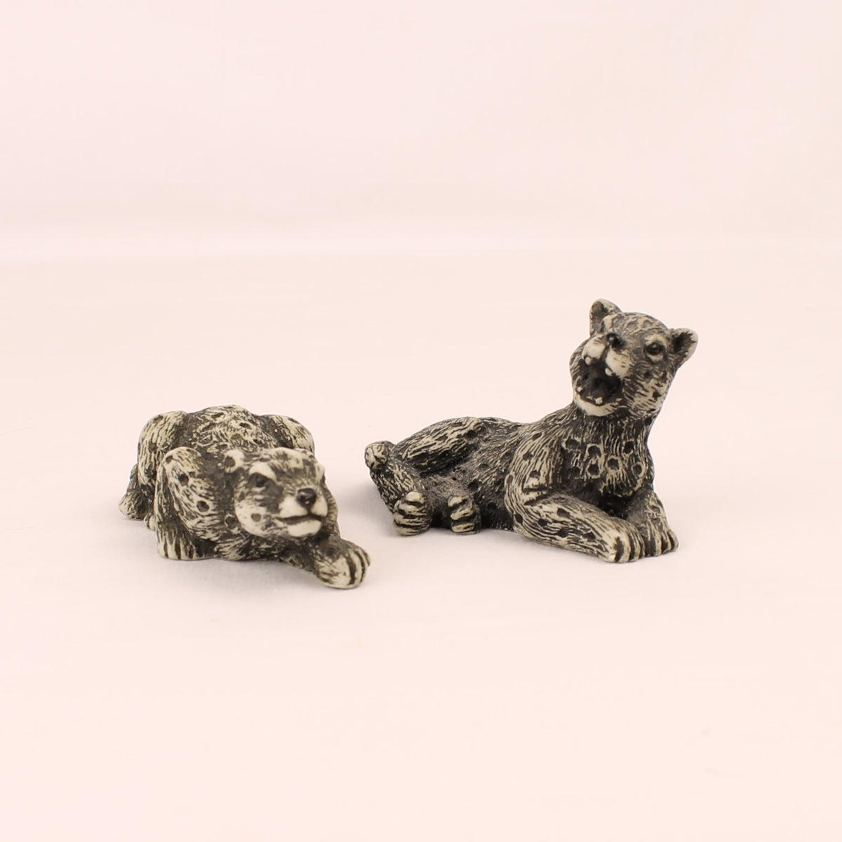 Laagliggende luipaarden | Kleine resin beeldjes