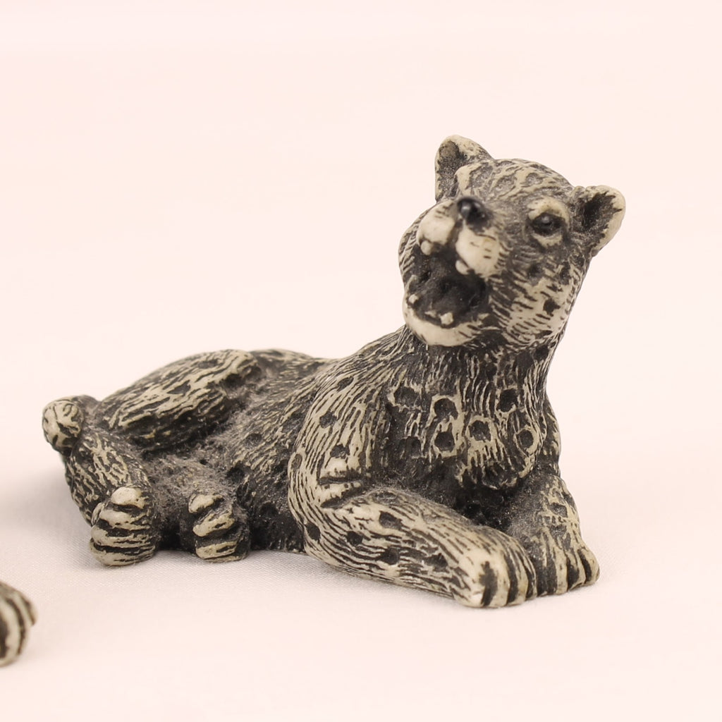 Laagliggende luipaarden | Kleine resin beeldjes