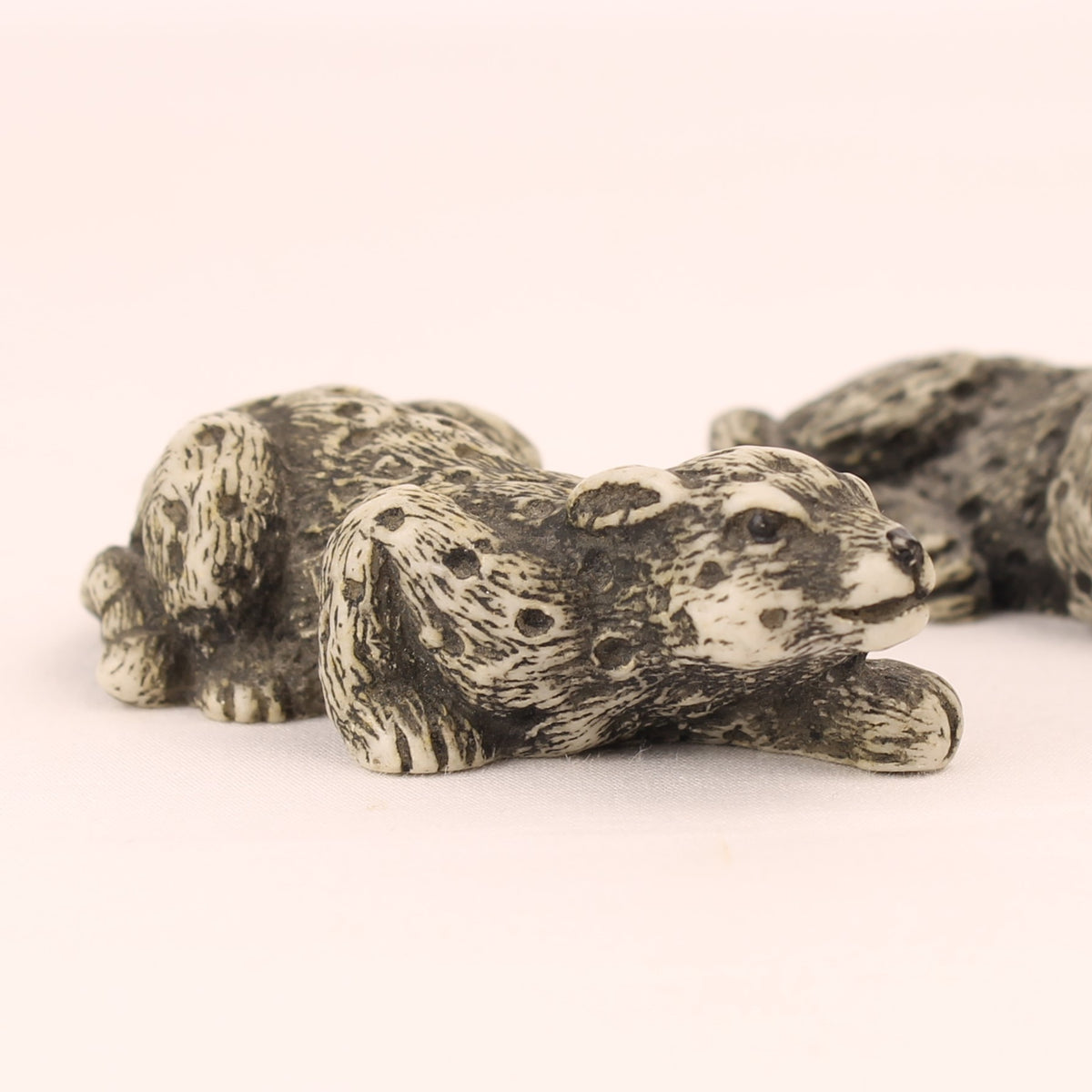 Laagliggende luipaarden | Kleine resin beeldjes