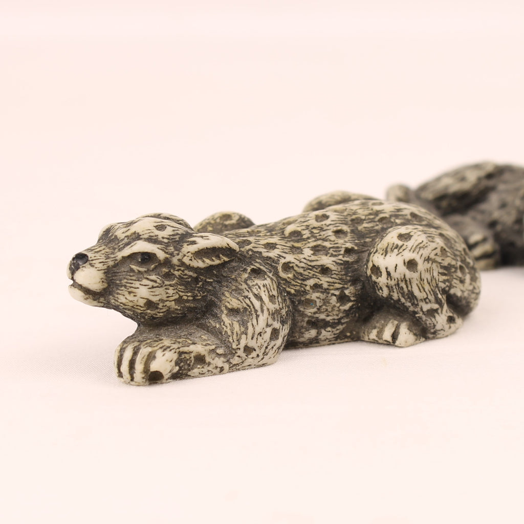 Laagliggende luipaarden | Kleine resin beeldjes