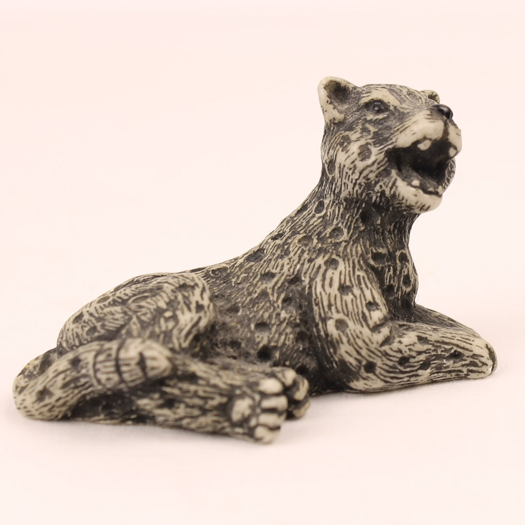 Laagliggende luipaarden | Kleine resin beeldjes