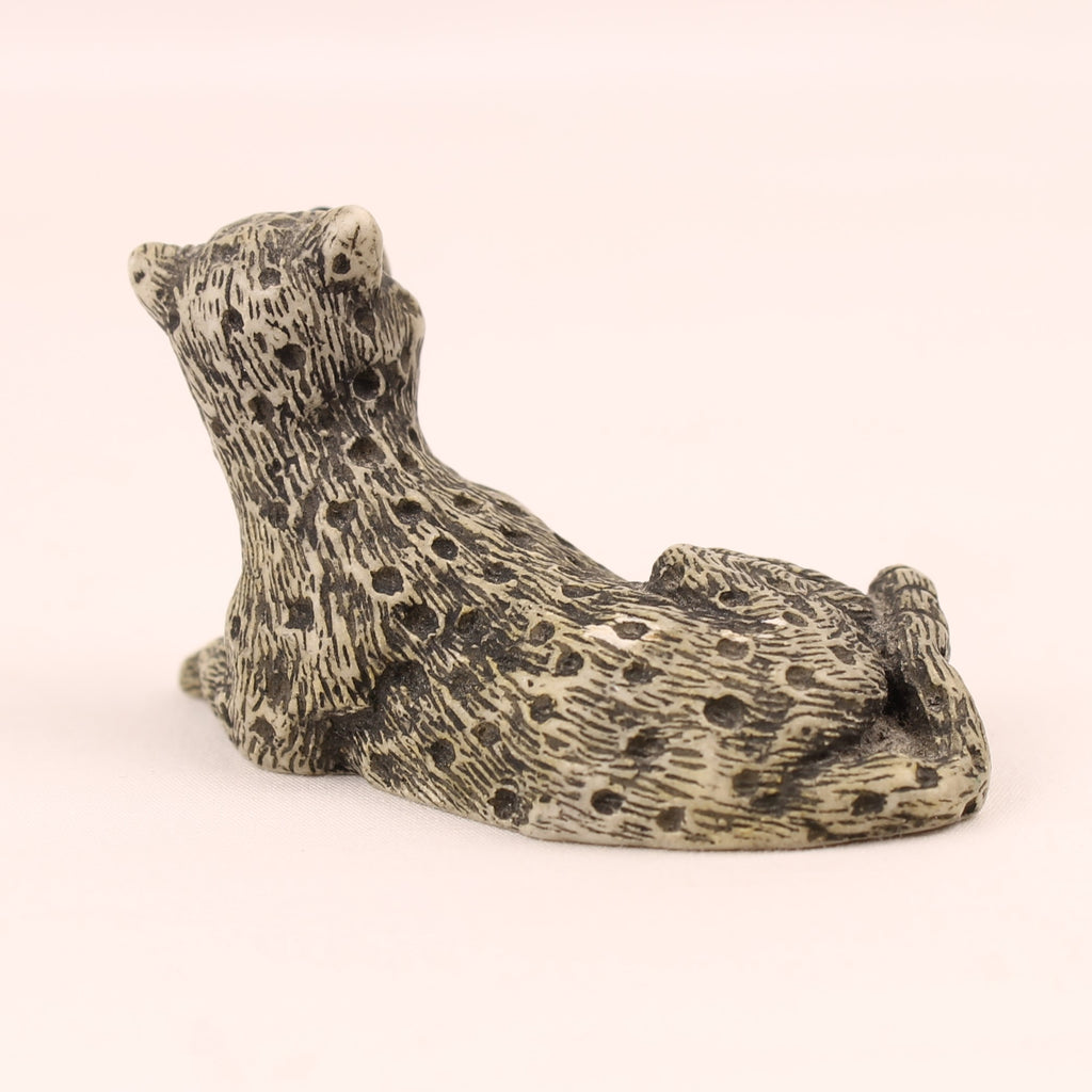 Laagliggende luipaarden | Kleine resin beeldjes