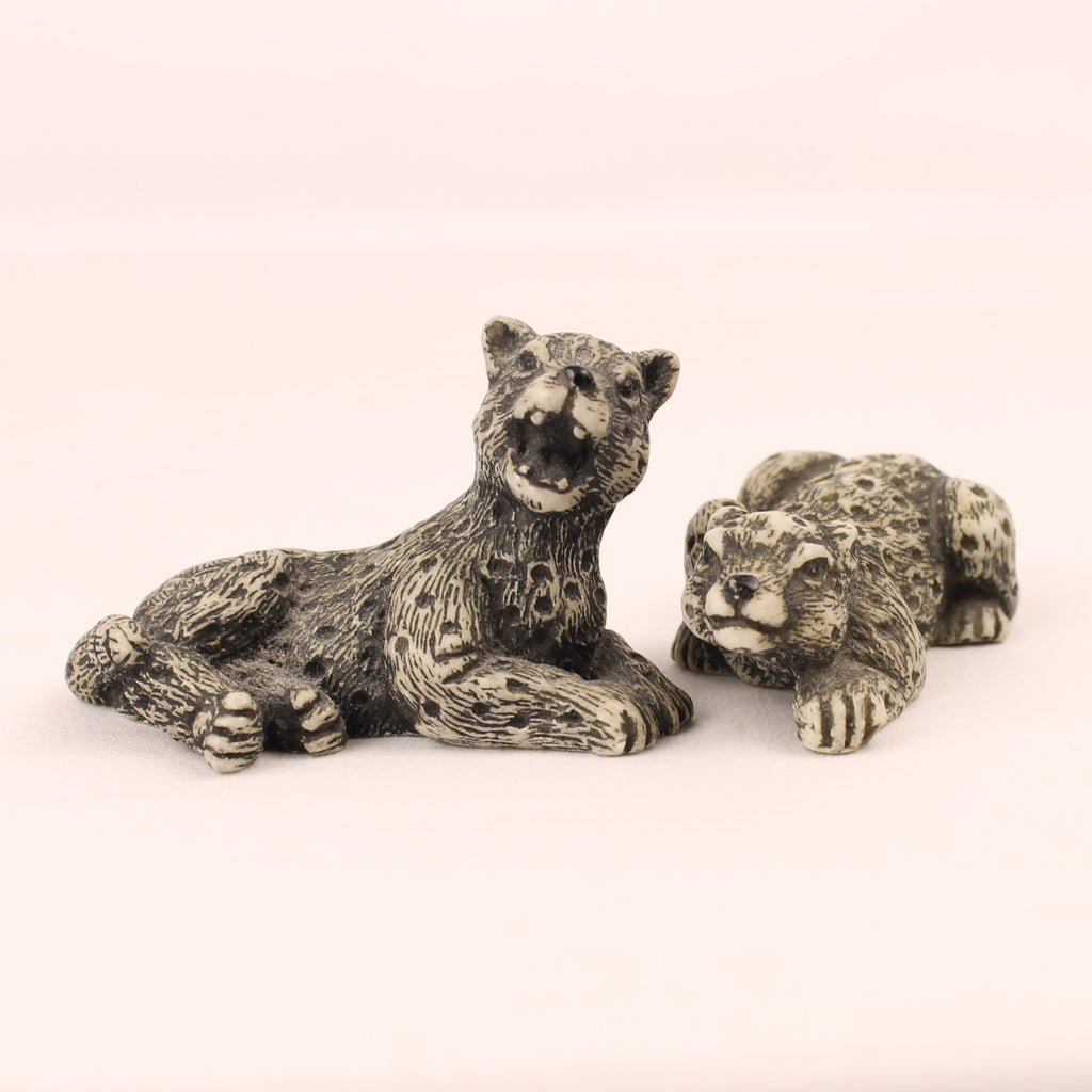 Laagliggende luipaarden | Kleine resin beeldjes