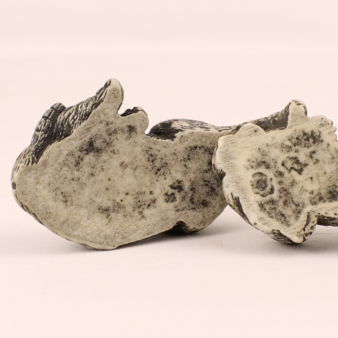 Laagliggende luipaarden | Kleine resin beeldjes