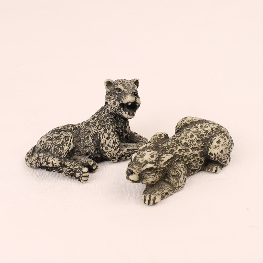Laagliggende luipaarden | Kleine resin beeldjes