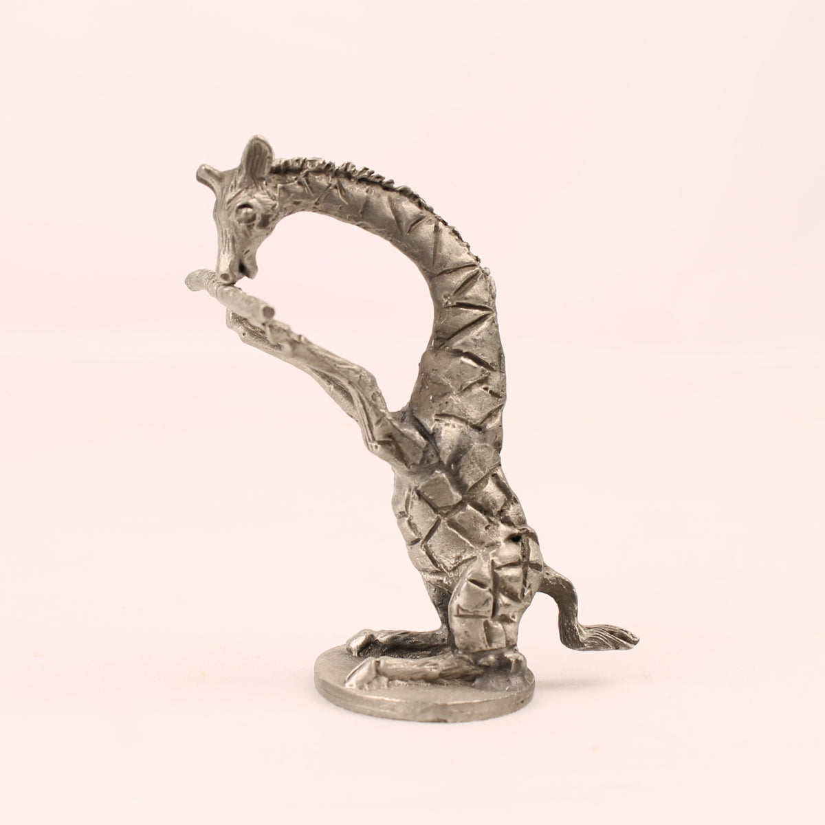 Orquesta de animales de estaño de Artil Utrecht | Jirafa con flauta travesera | 92% estaño | aprox. 1970-1990