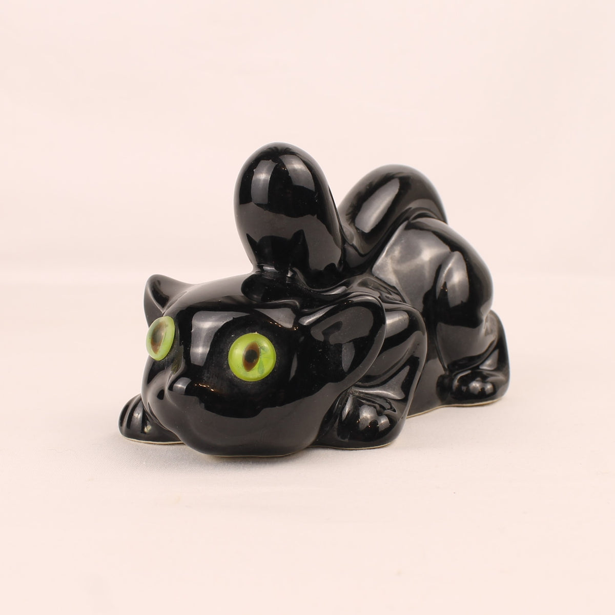 Estatuilla de gato de cerámica negra con ojos verdes | 12 cm