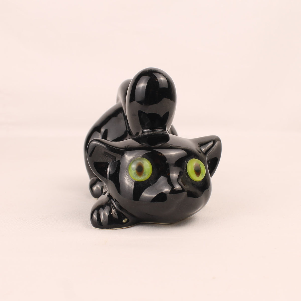Estatuilla de gato de cerámica negra con ojos verdes | 12 cm