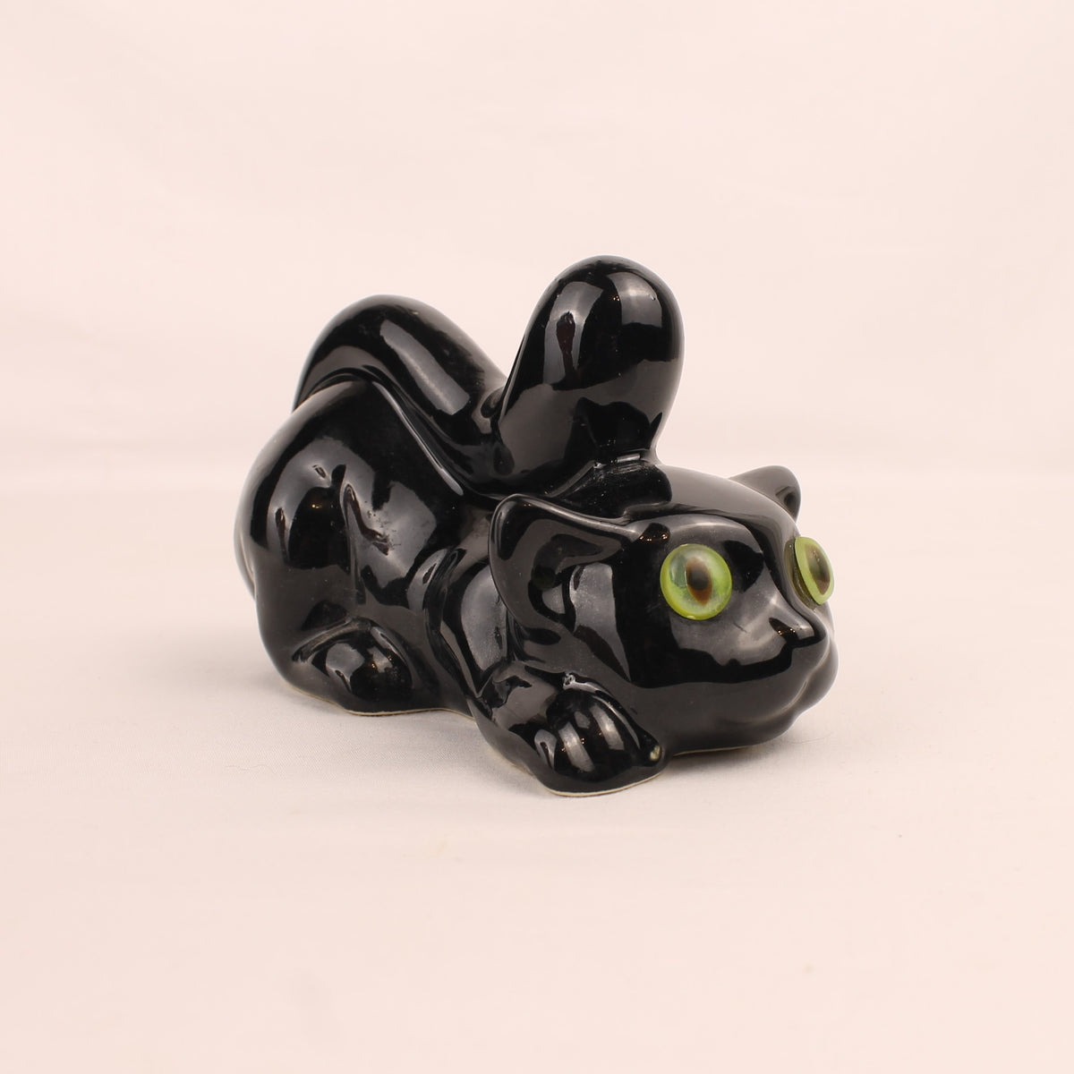 Estatuilla de gato de cerámica negra con ojos verdes | 12 cm