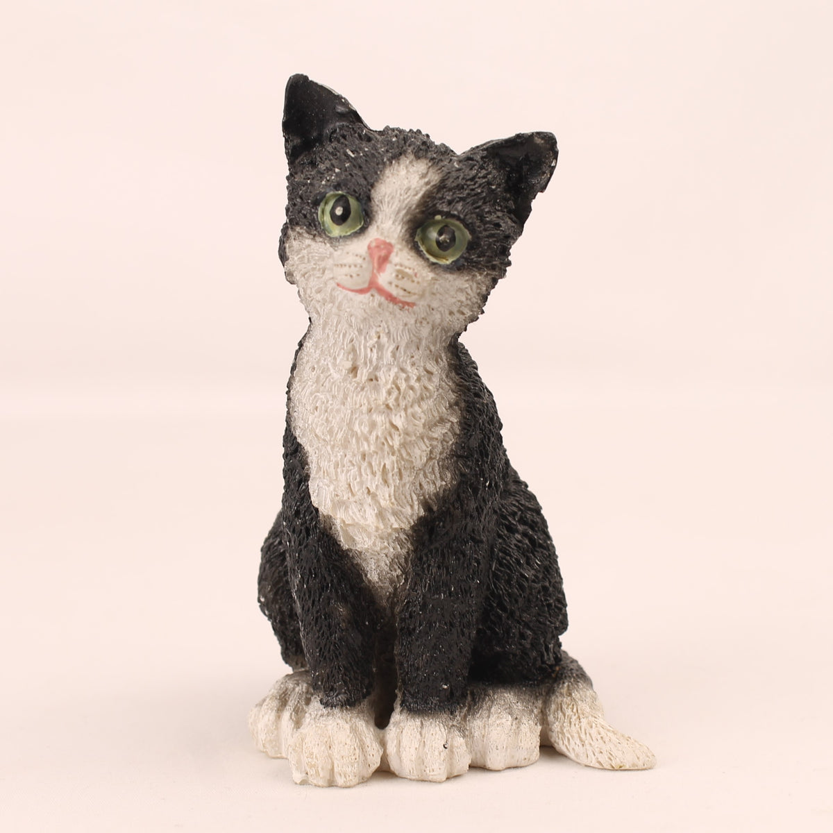 Figura de gato en blanco y negro con ojos verdes | Resina pintada | 10 cm