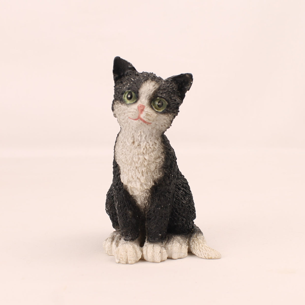 Figura de gato en blanco y negro con ojos verdes | Resina pintada | 10 cm