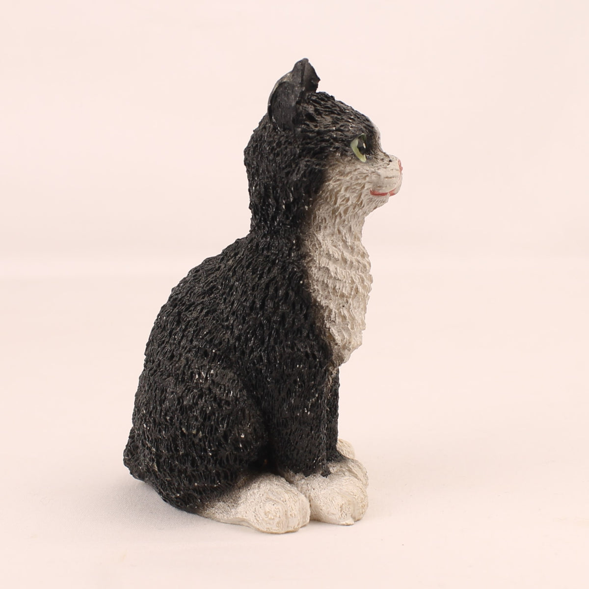 Figura de gato en blanco y negro con ojos verdes | Resina pintada | 10 cm