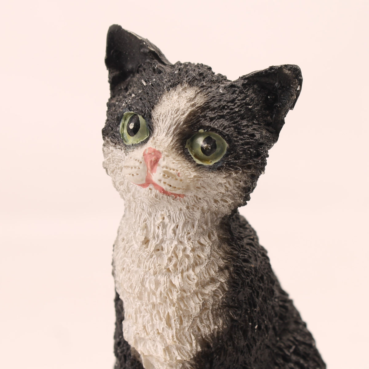 Figura de gato en blanco y negro con ojos verdes | Resina pintada | 10 cm