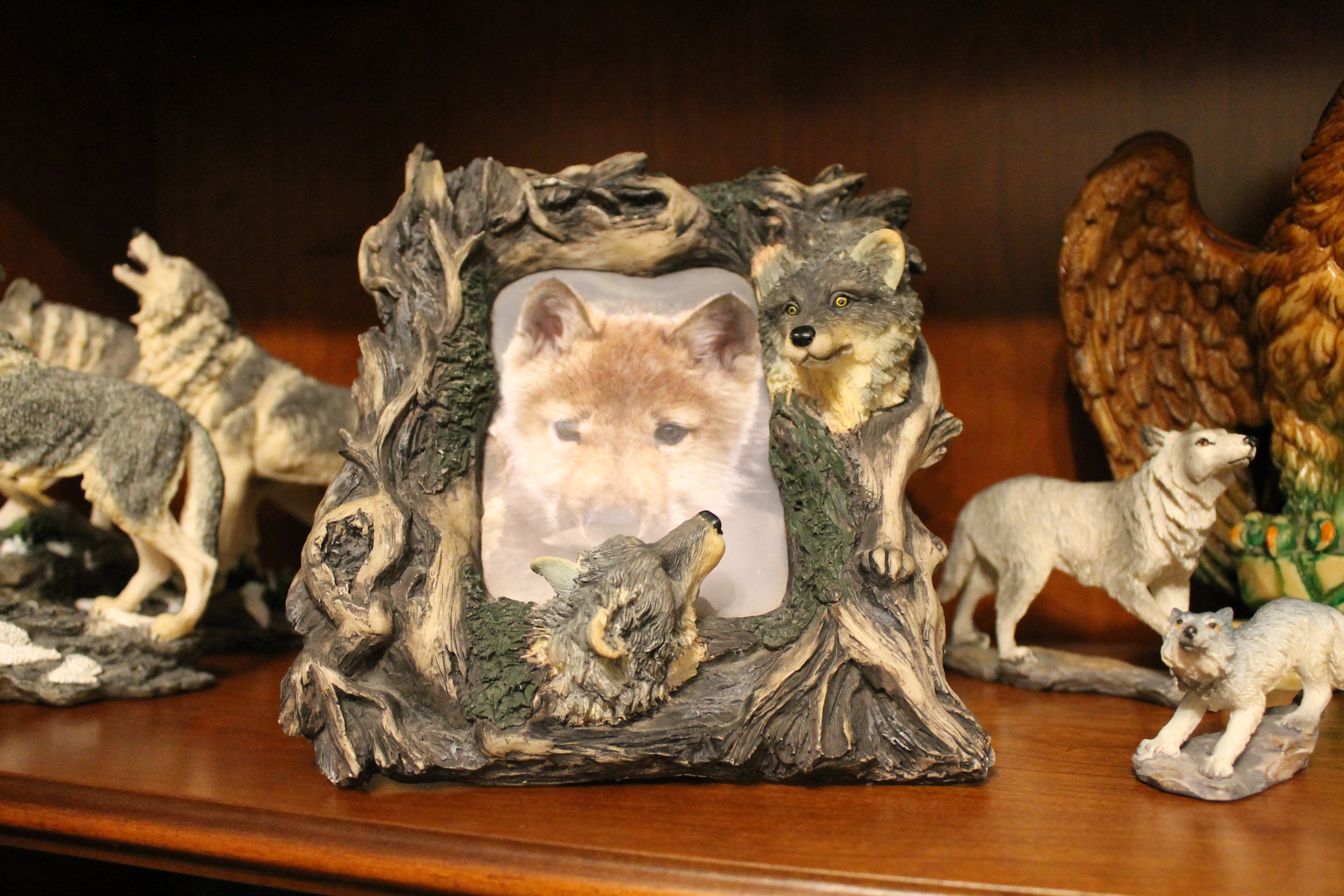 Wolf photo frame | Hand-painted resin