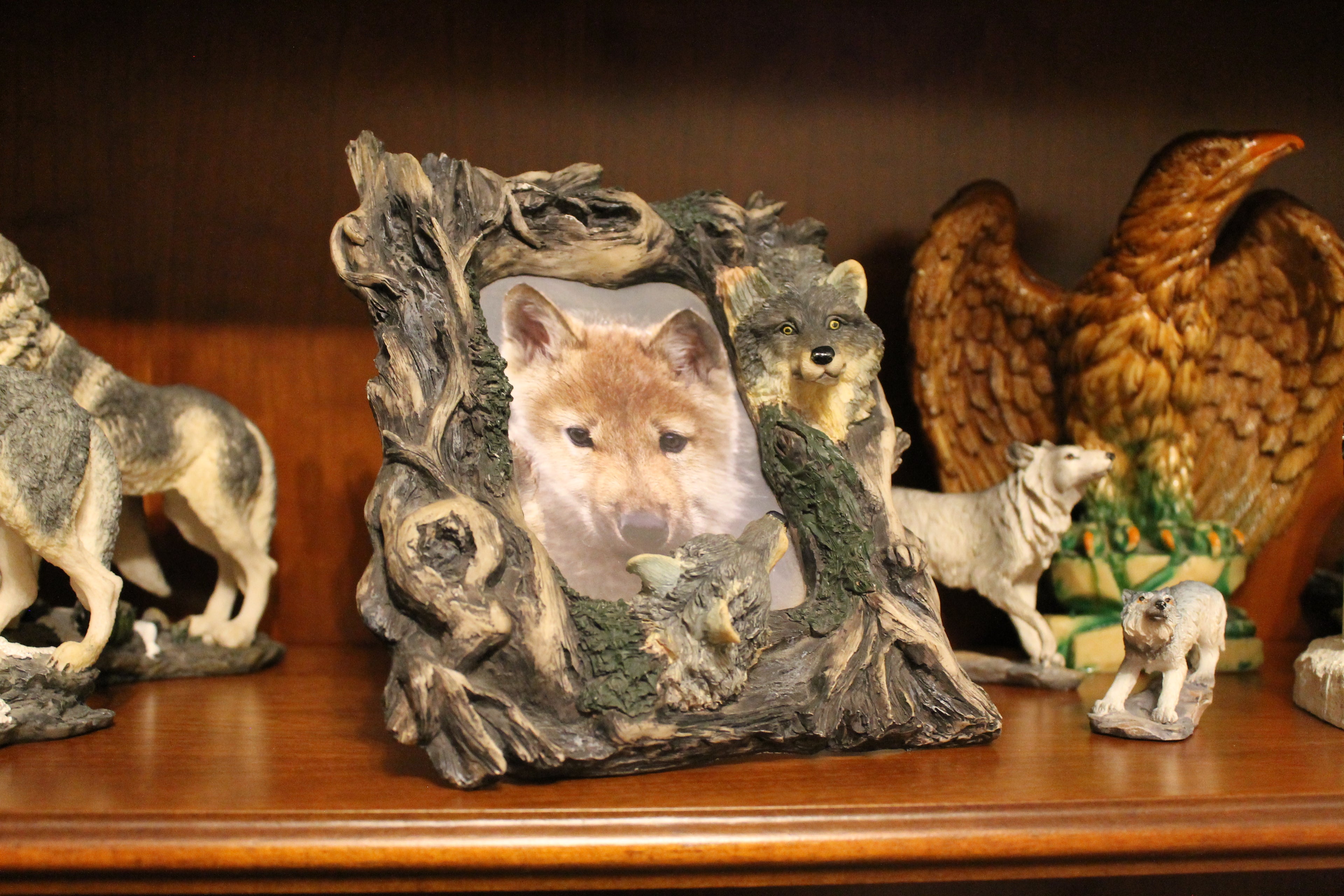 Wolf photo frame | Hand-painted resin