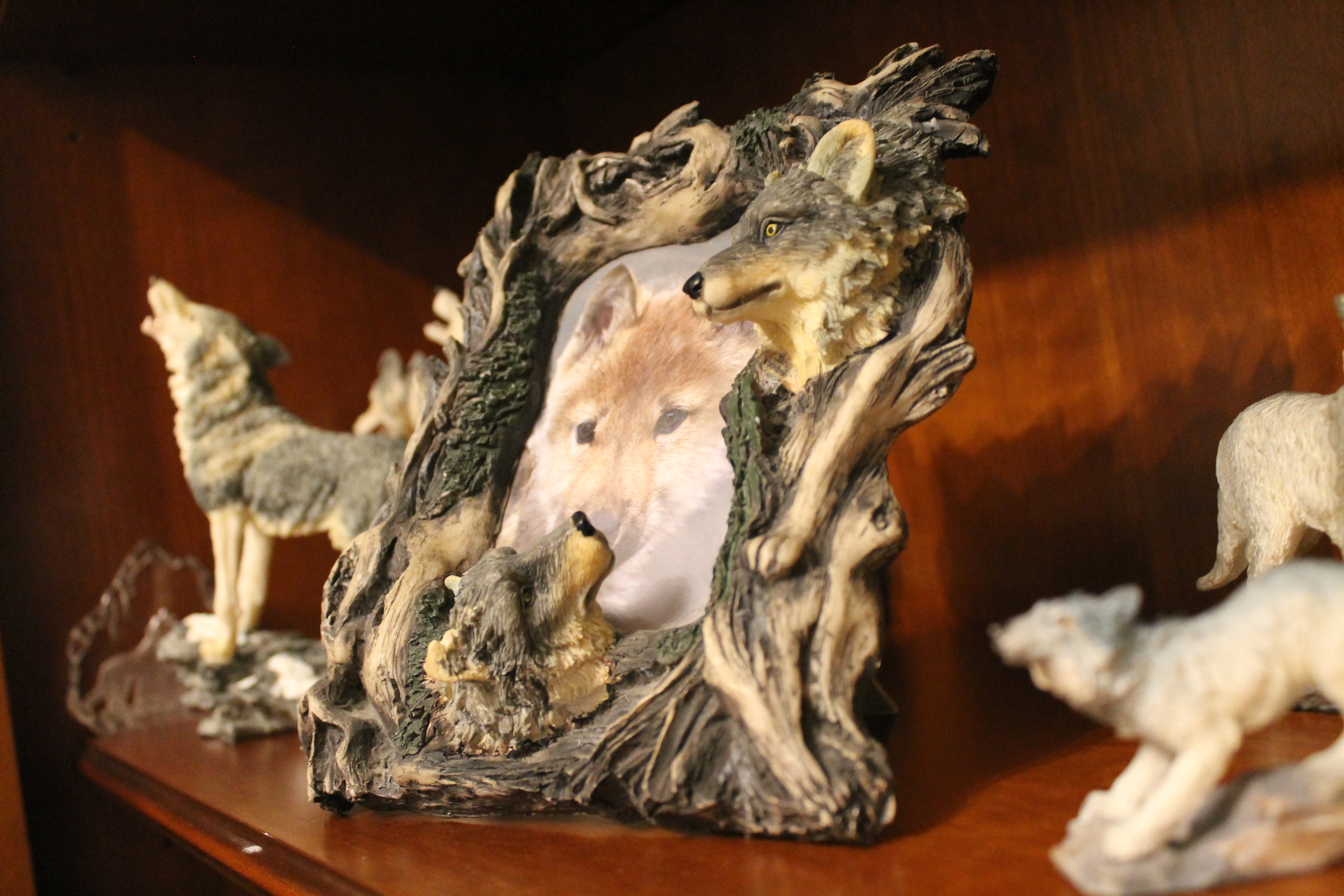 Wolf photo frame | Hand-painted resin