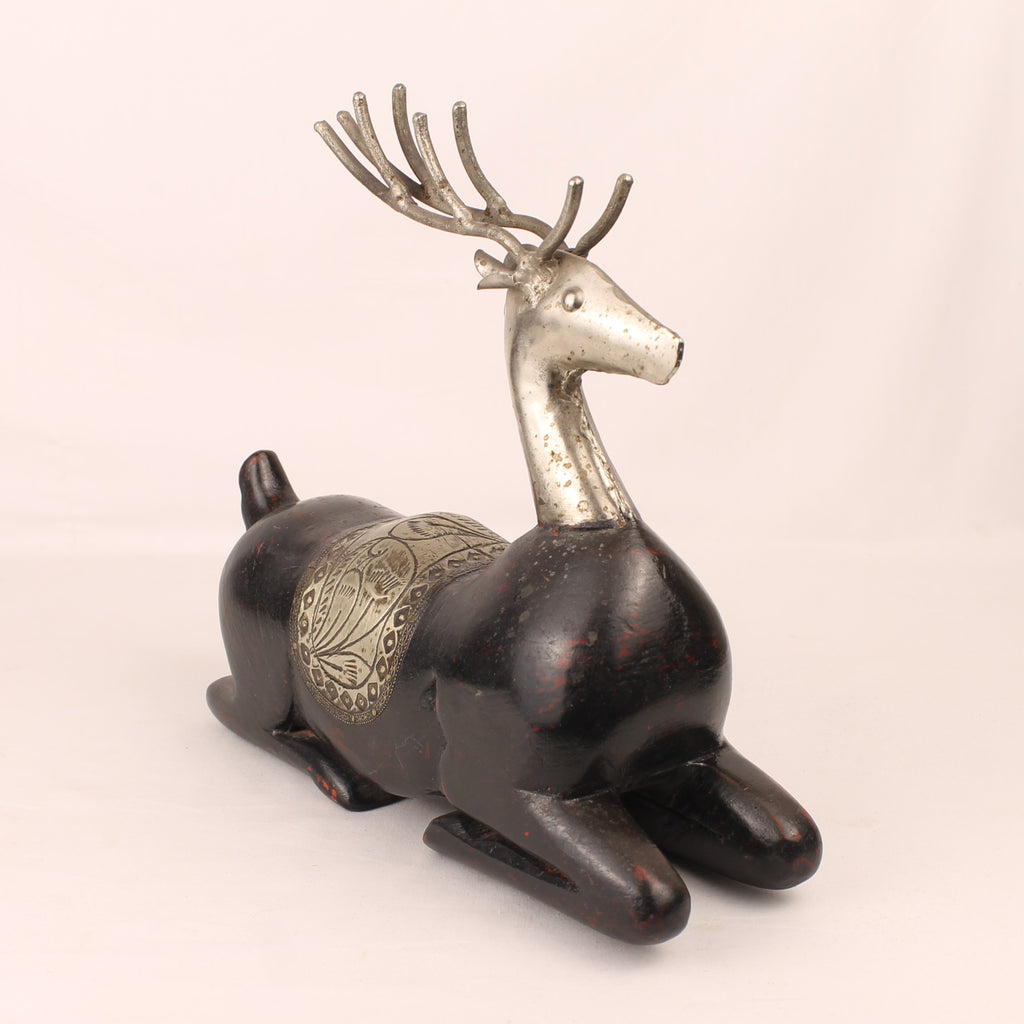 Ciervo tumbado | Madera y metal hechos a mano | 25 cm