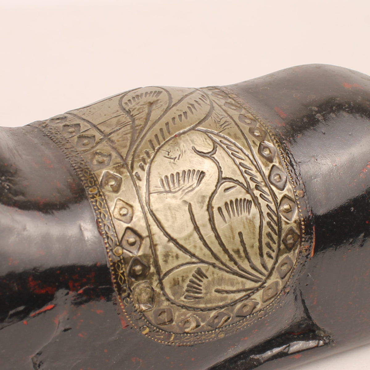 Ciervo tumbado | Madera y metal hechos a mano | 25 cm