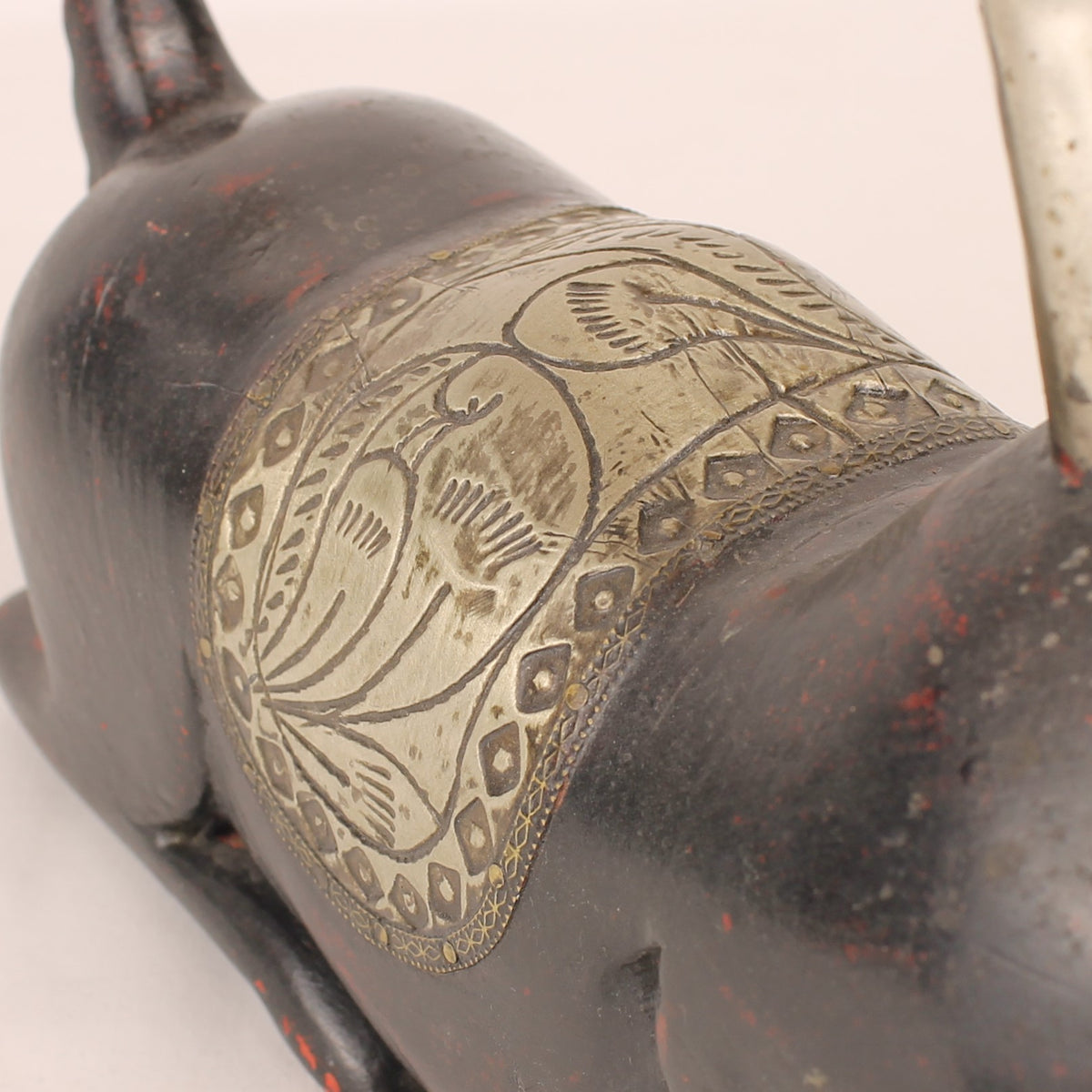 Ciervo tumbado | Madera y metal hechos a mano | 25 cm