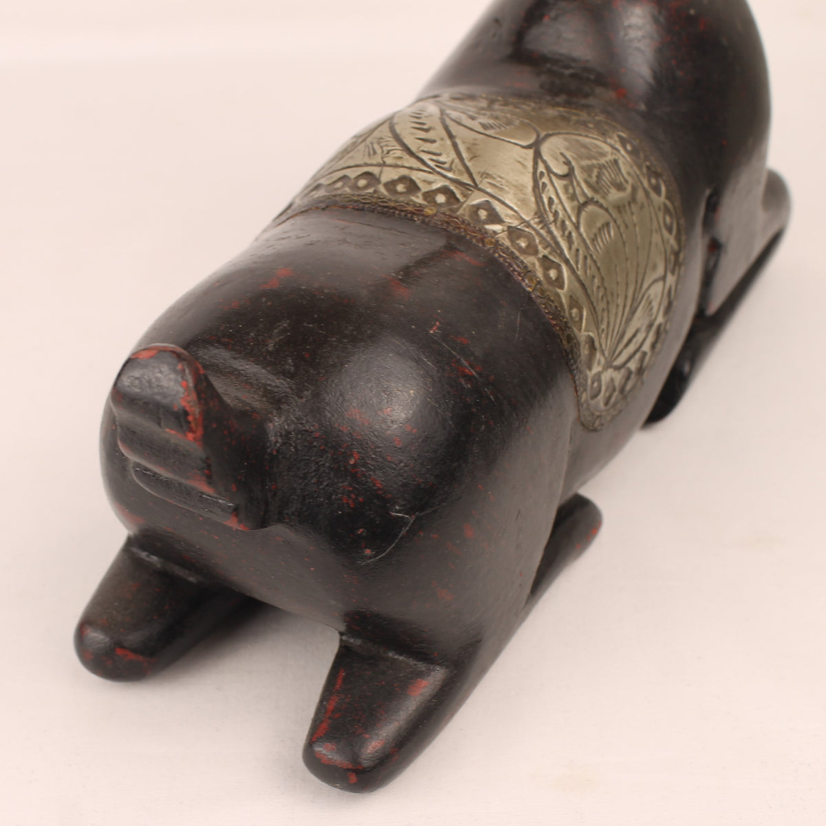 Ciervo tumbado | Madera y metal hechos a mano | 25 cm