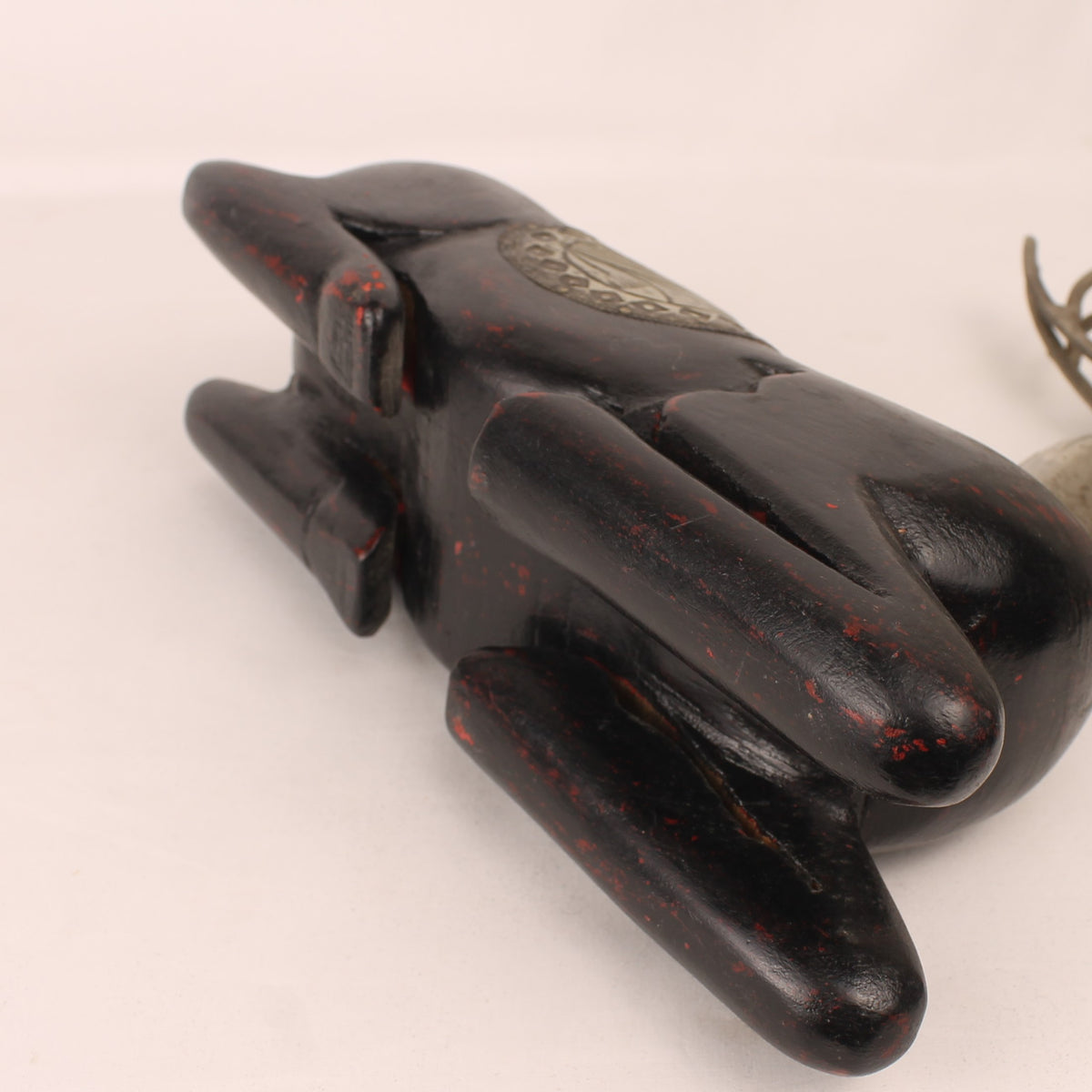 Ciervo tumbado | Madera y metal hechos a mano | 25 cm