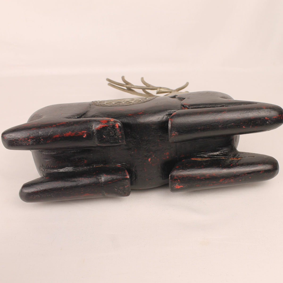 Ciervo tumbado | Madera y metal hechos a mano | 25 cm