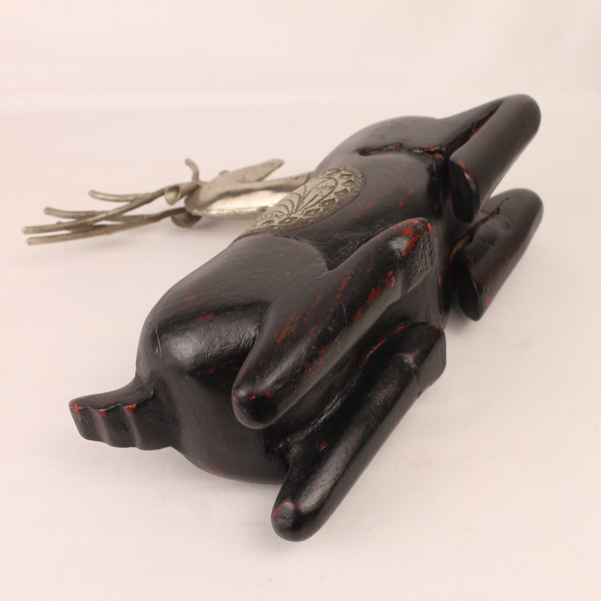 Ciervo tumbado | Madera y metal hechos a mano | 25 cm