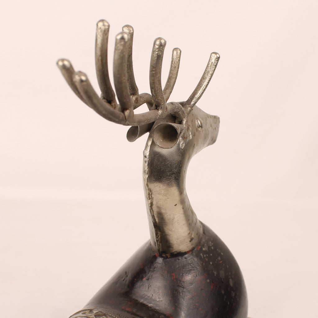 Ciervo tumbado | Madera y metal hechos a mano | 25 cm