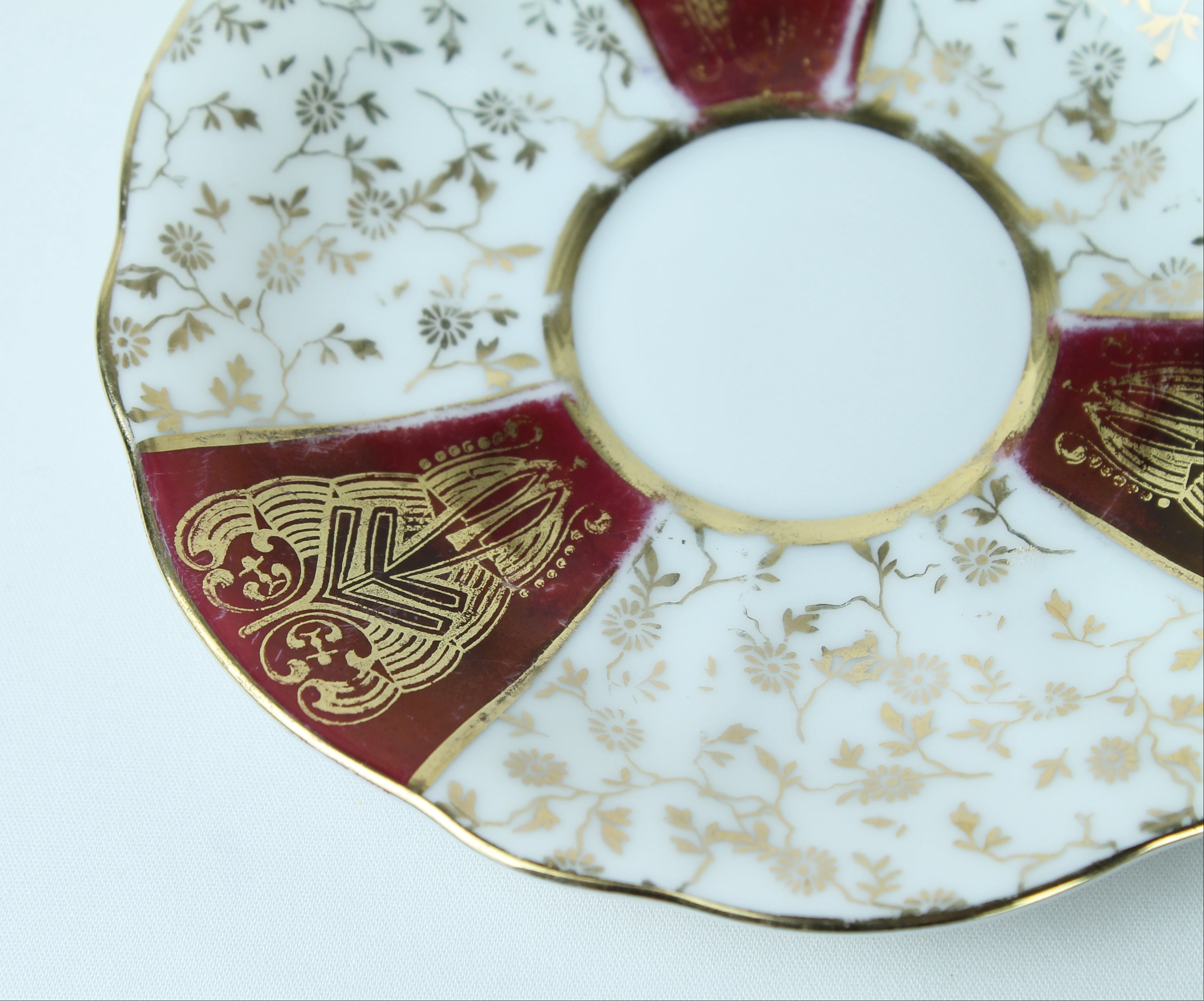 Soucoupe en porcelaine ancienne bordeaux et or | env. 1900