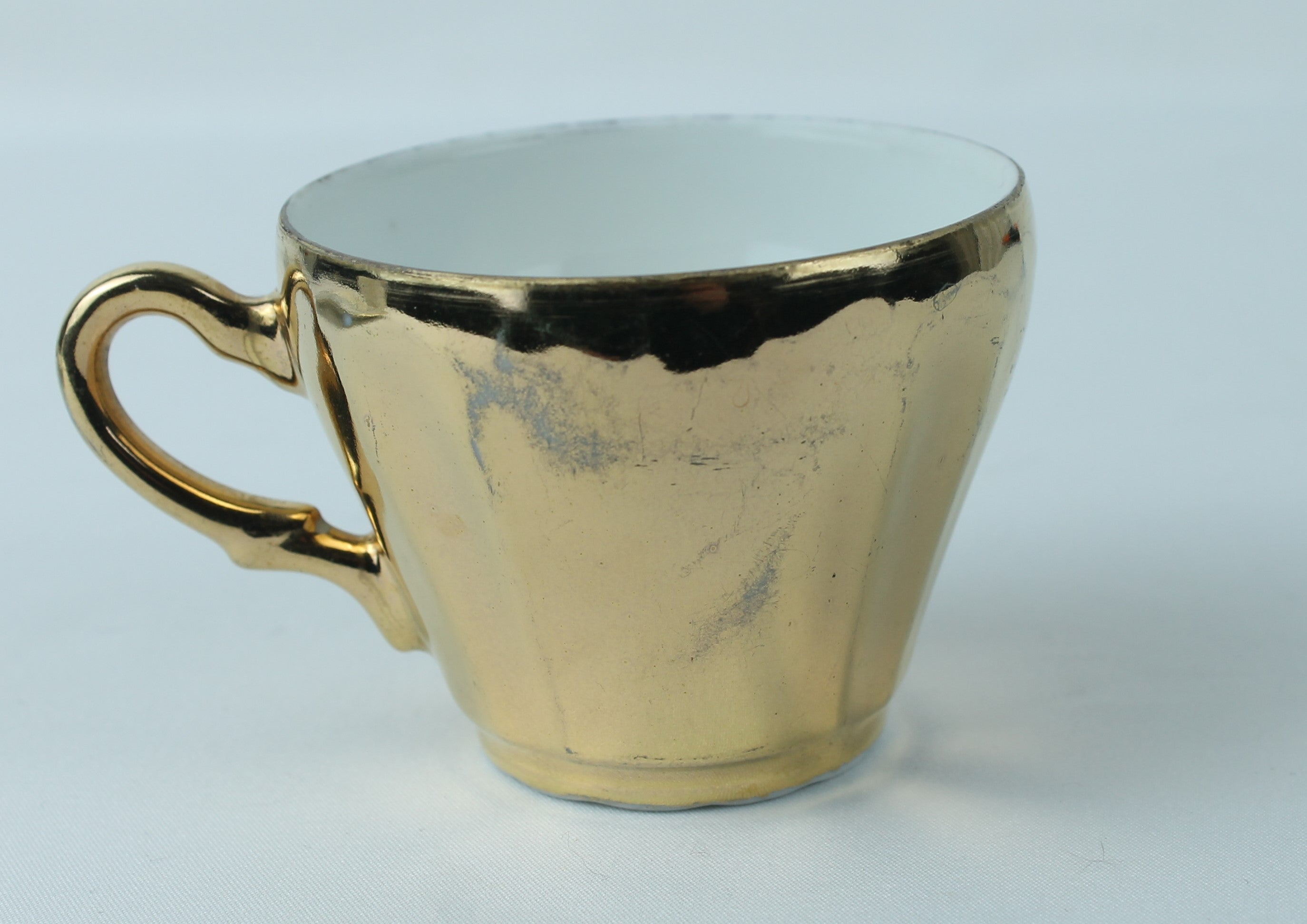 Bavaria, ca. 1930 | Verguld Porseleinen Koffiekopje met Romantisch Tafereel