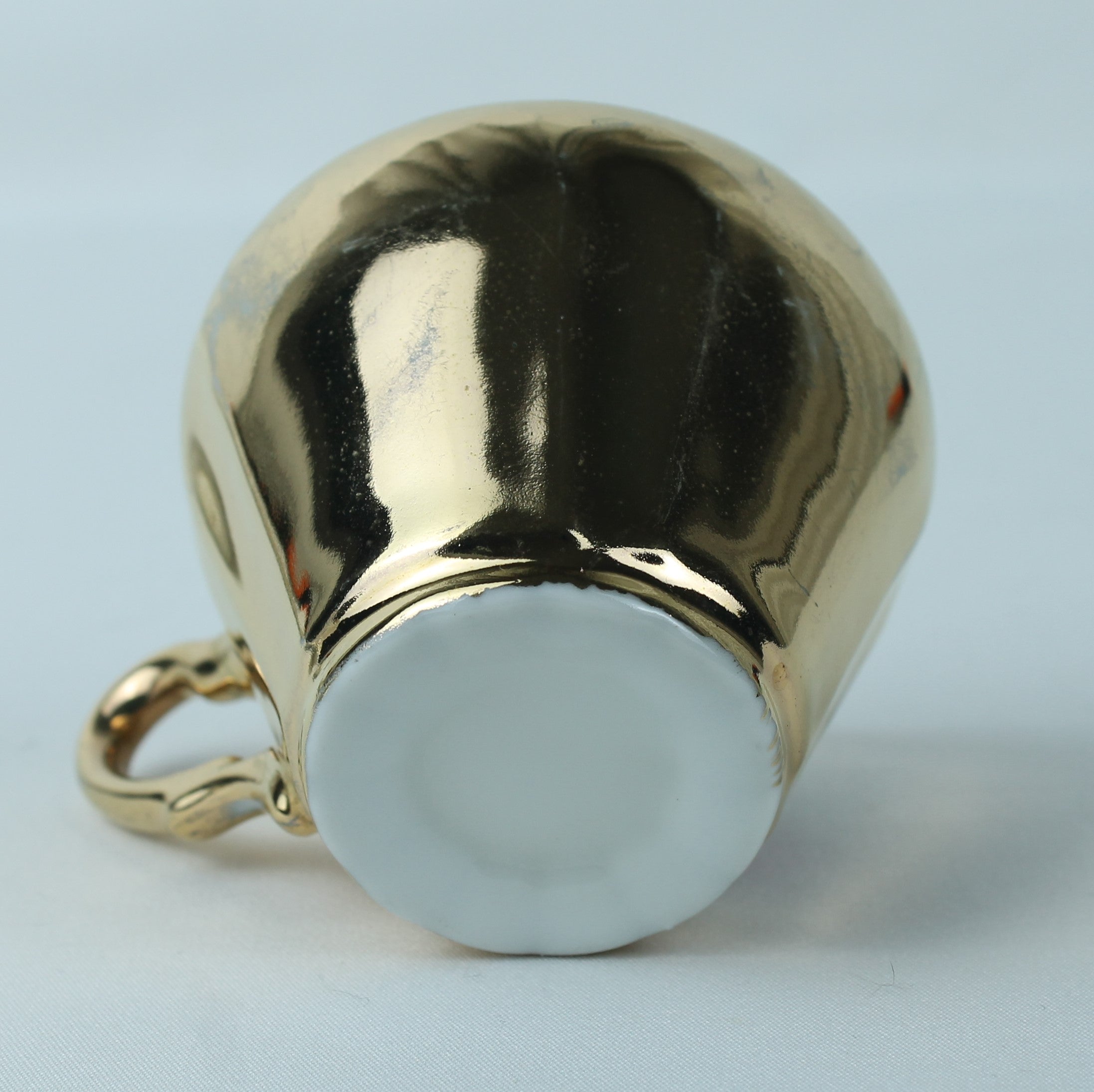 Bavaria, ca. 1930 | Verguld Porseleinen Koffiekopje met Romantisch Tafereel