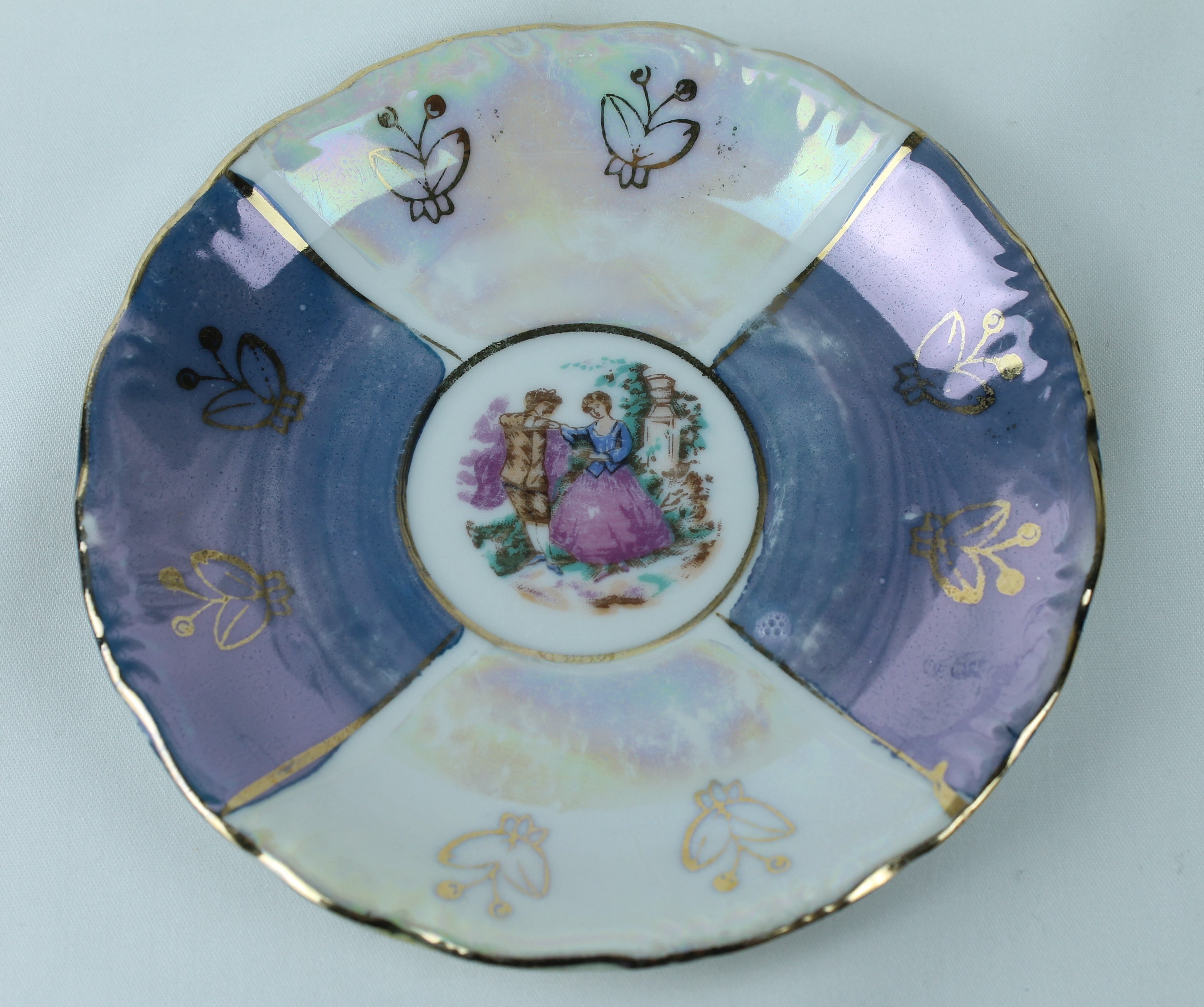 Kop en schotel met parelmoerglans en romantisch tafereel