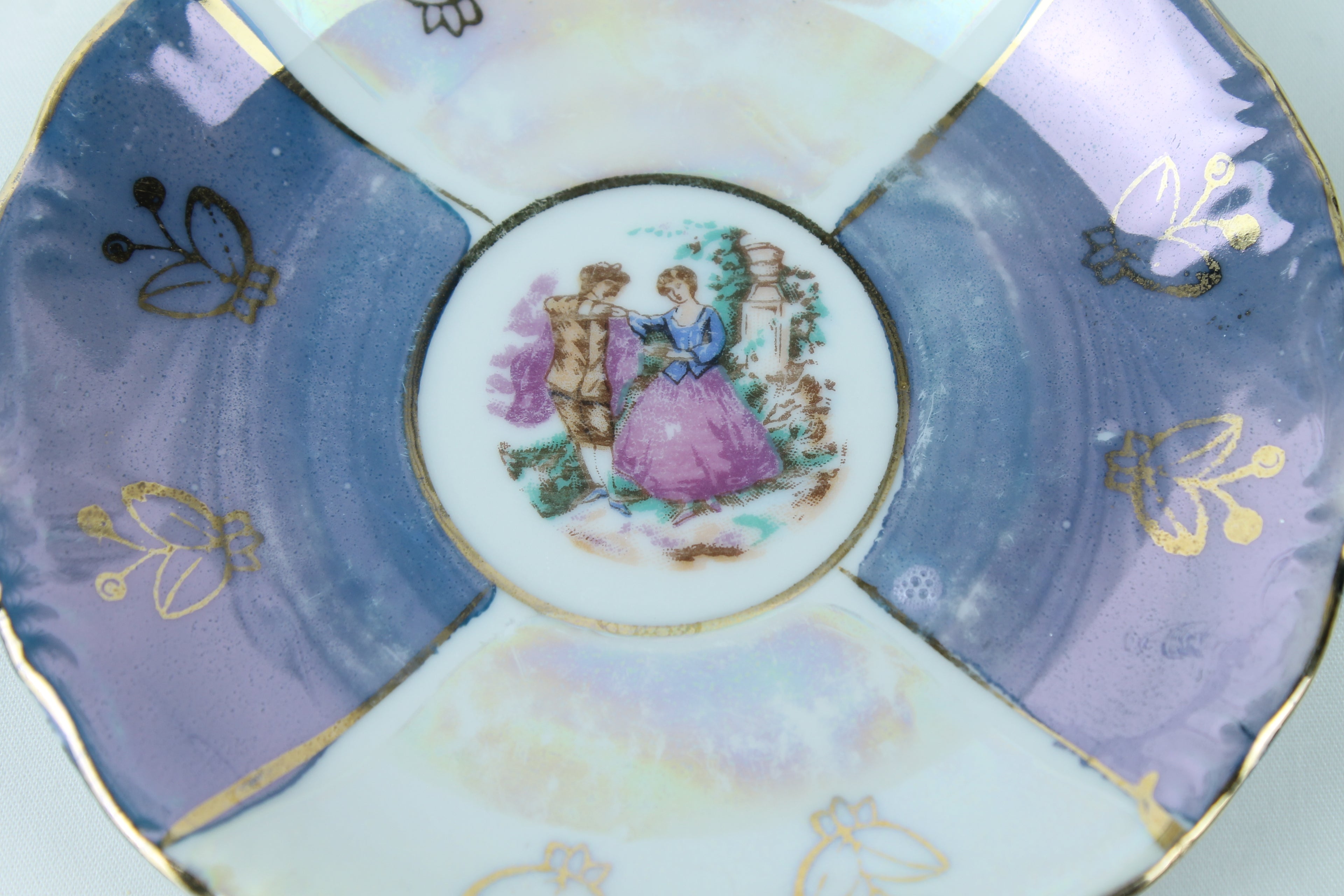 Kop en schotel met parelmoerglans en romantisch tafereel