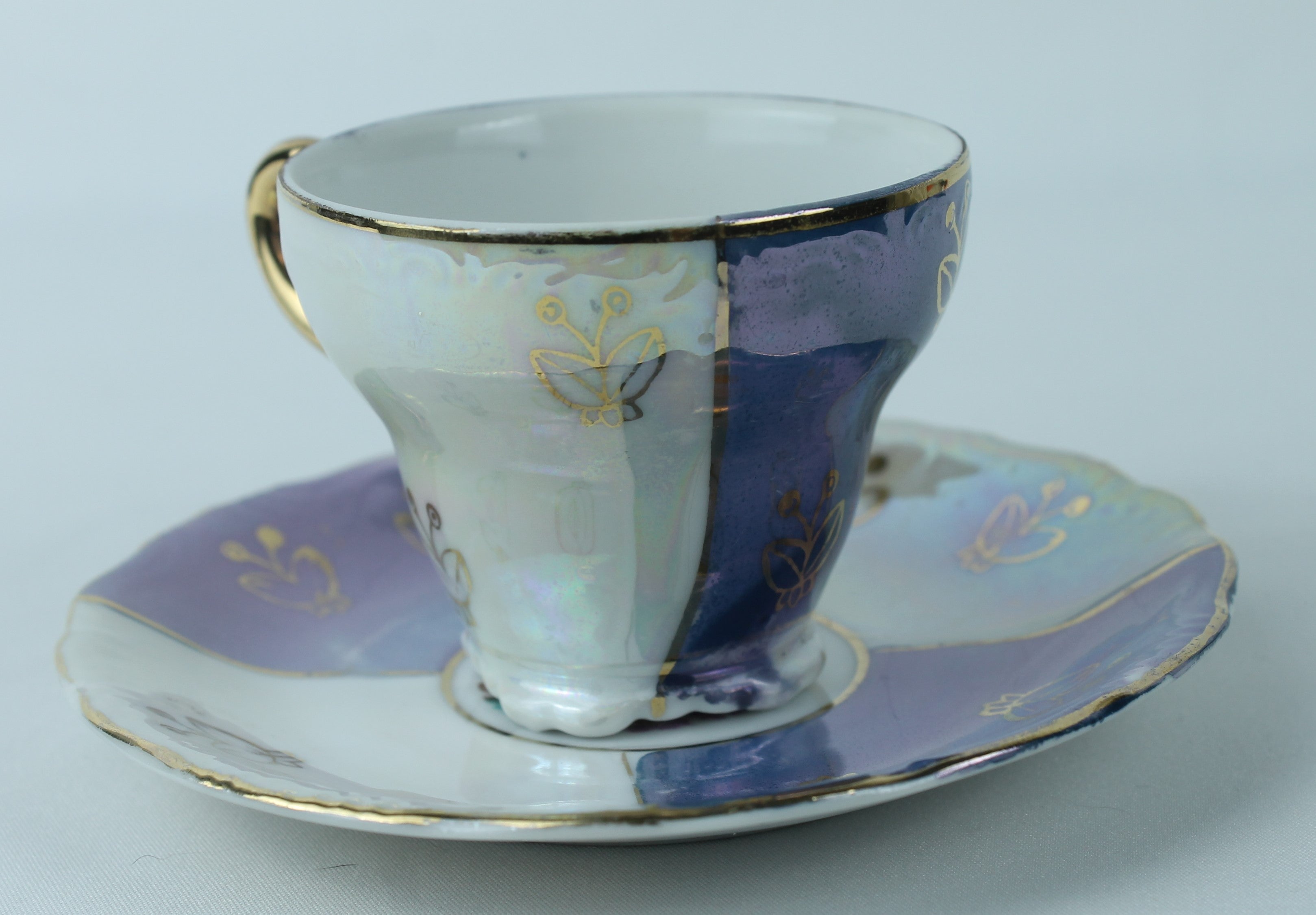 Kop en schotel met parelmoerglans en romantisch tafereel