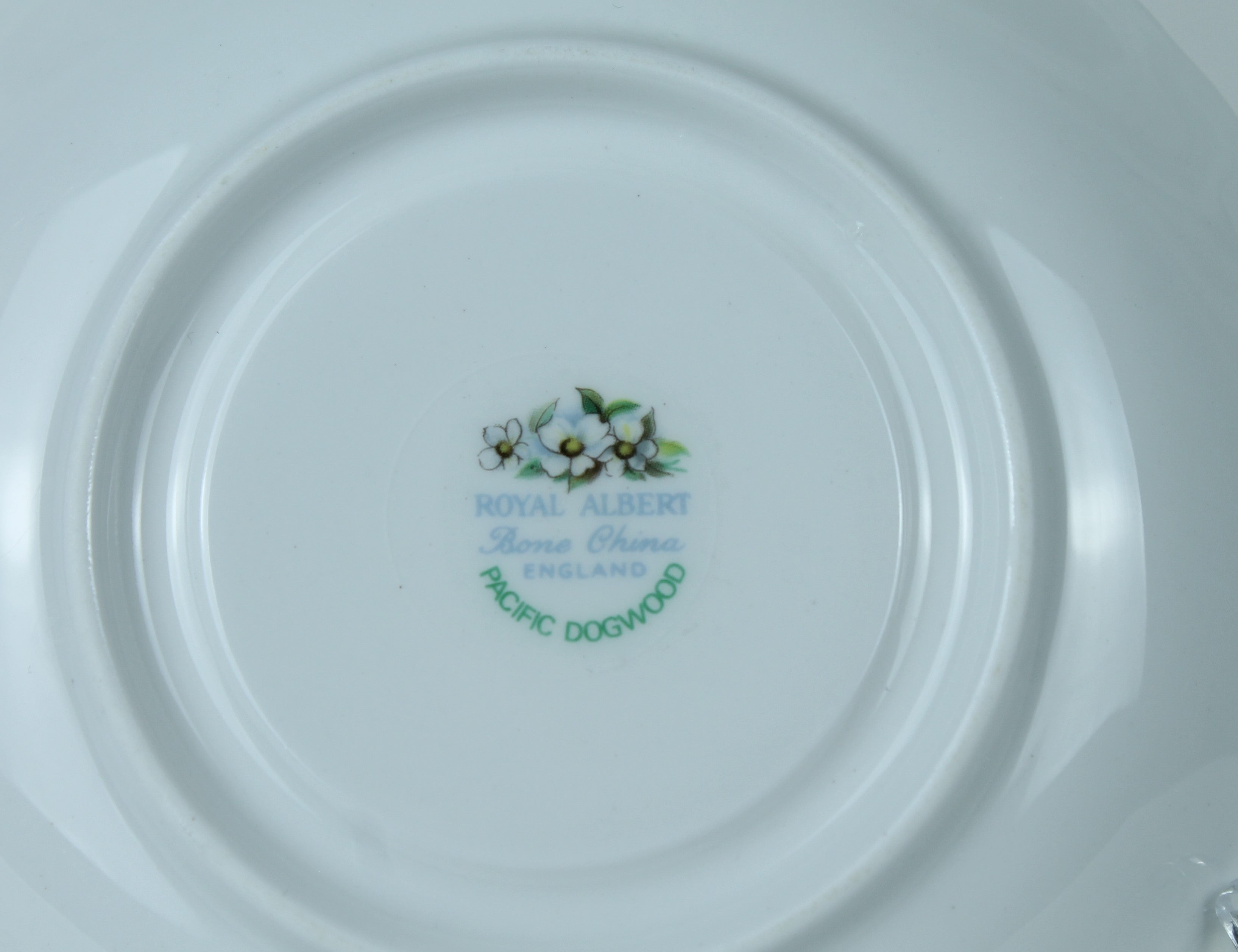 Royal Albert “Pacific Dogwood” Schoteltje – Engels Bone China (Ø 14 cm)